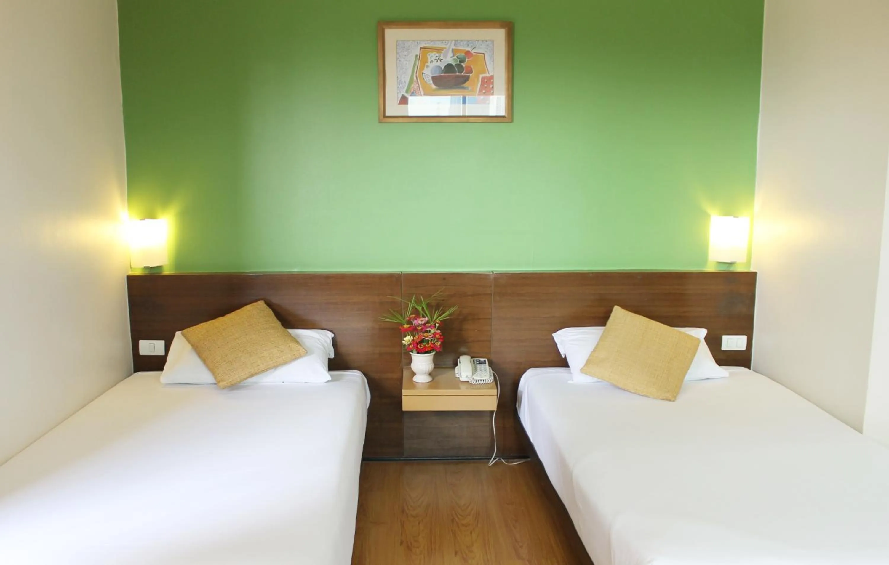 Photo of the whole room, Bed in The Seasons Bangkok Huamark