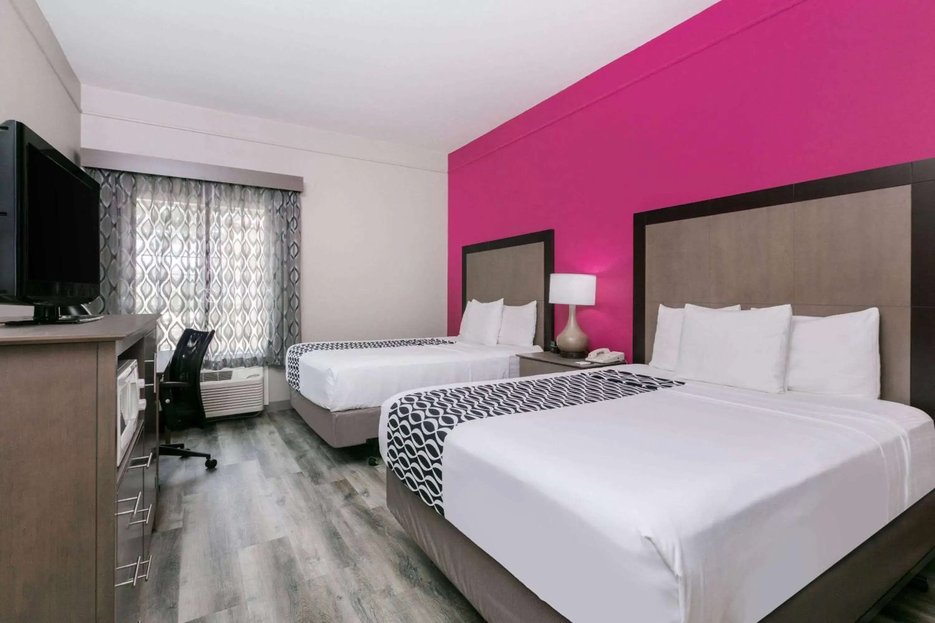 2 QN Beds, Mobility/Hearing Access Room, Pool View, Roll-In Shower, No Smoking in La Quinta by Wyndham Fredericksburg 2 QN Beds, Mobility/Hearing Access Room, Pool View, Roll-In Shower, No Smoking in La Quinta by Wyndham Fredericksburg