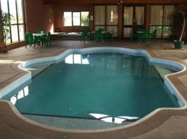 Swimming pool in Elsinor Motor Lodge