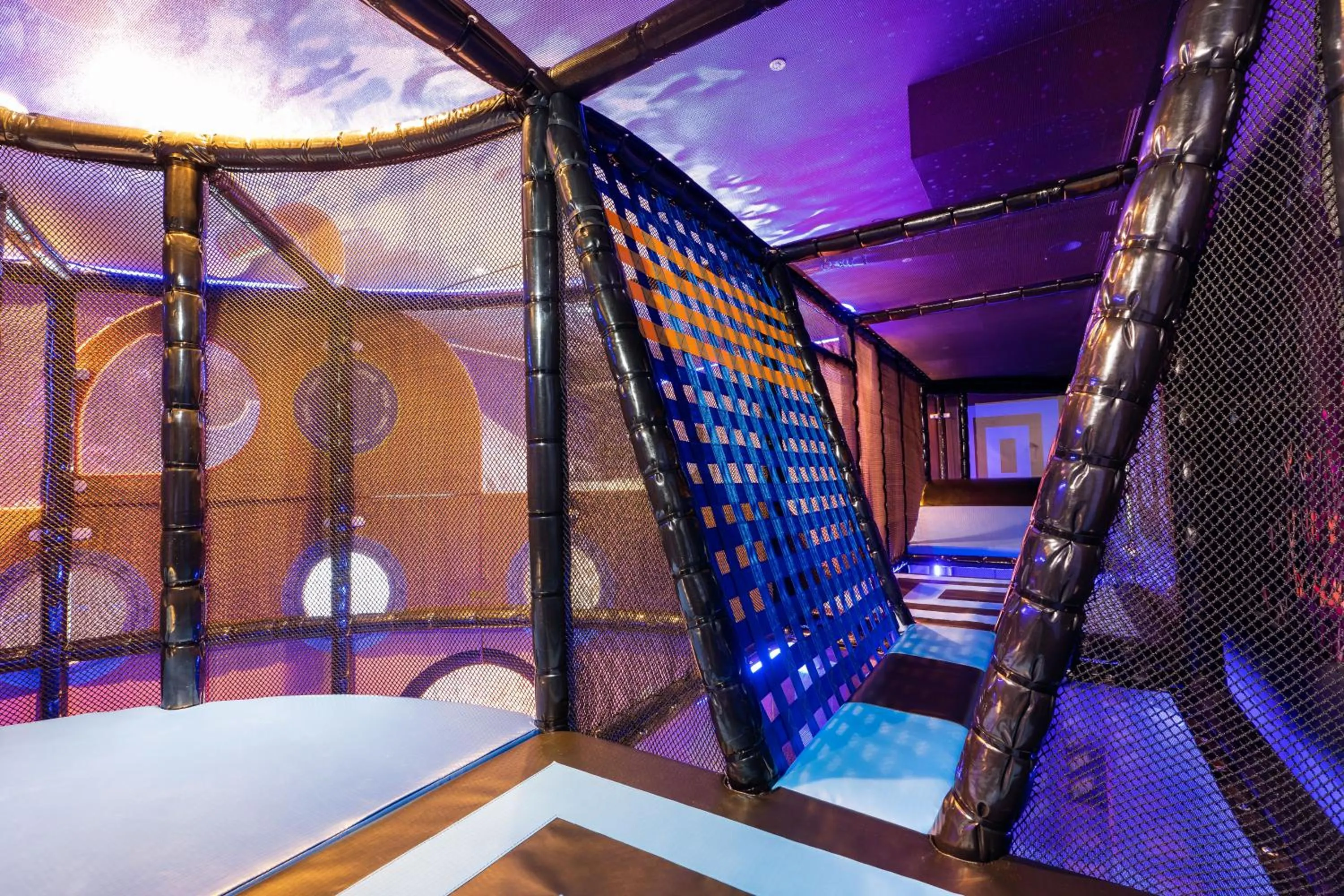 Children play ground, Bed in Hualien Farglory Hotel