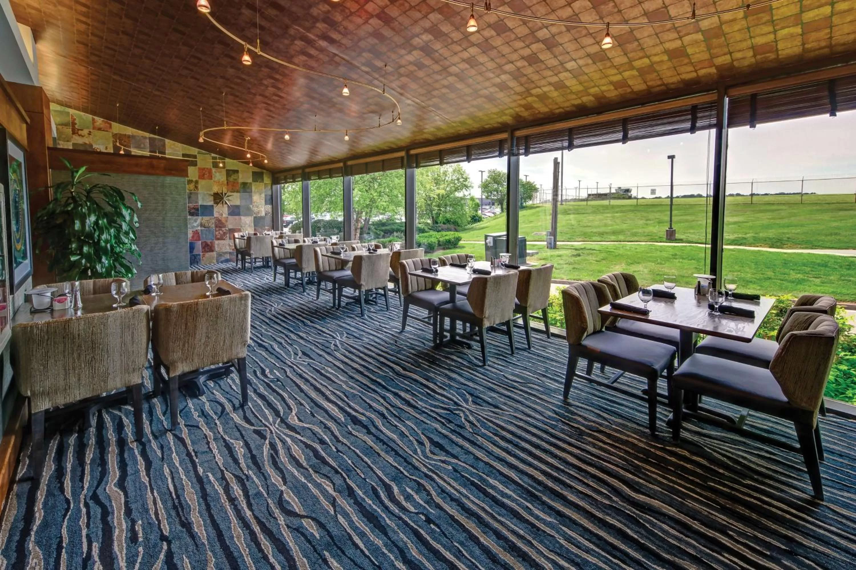 Restaurant/places to eat in Hilton Knoxville Airport