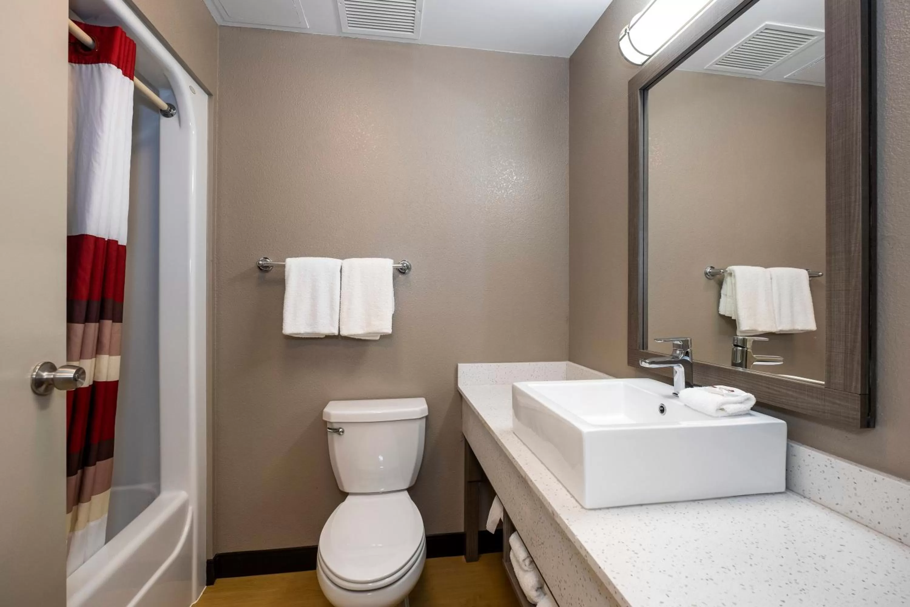 Bathroom in Red Roof Inn PLUS Boston - Mansfield - Foxboro
