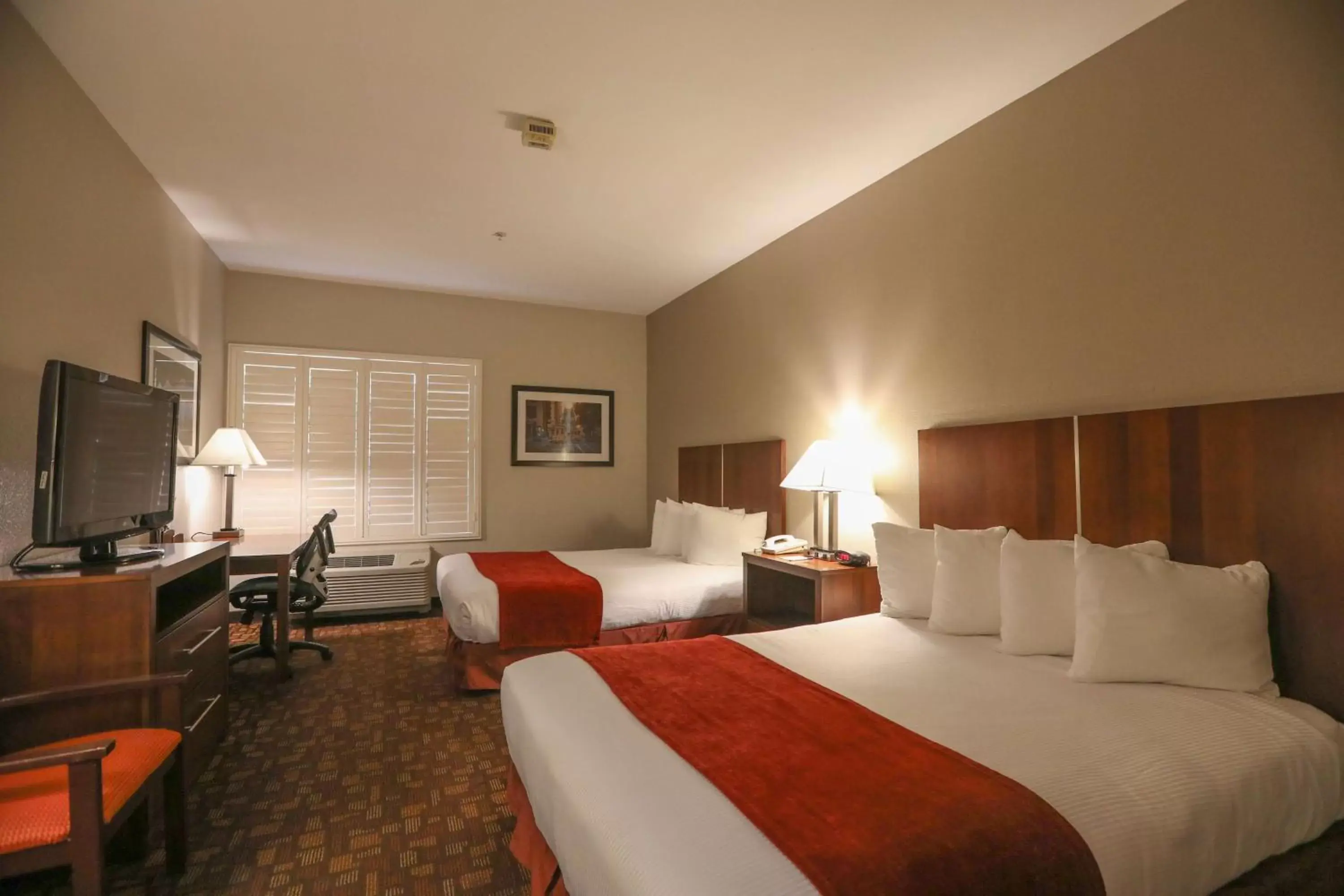 Queen Room with Two Queen Beds - Mobility Accessible with Roll-in Shower in Best Western Lanai Garden Inn & Suites Queen Room with Two Queen Beds - Mobility Accessible with Roll-in Shower in Best Western Lanai Garden Inn & Suites