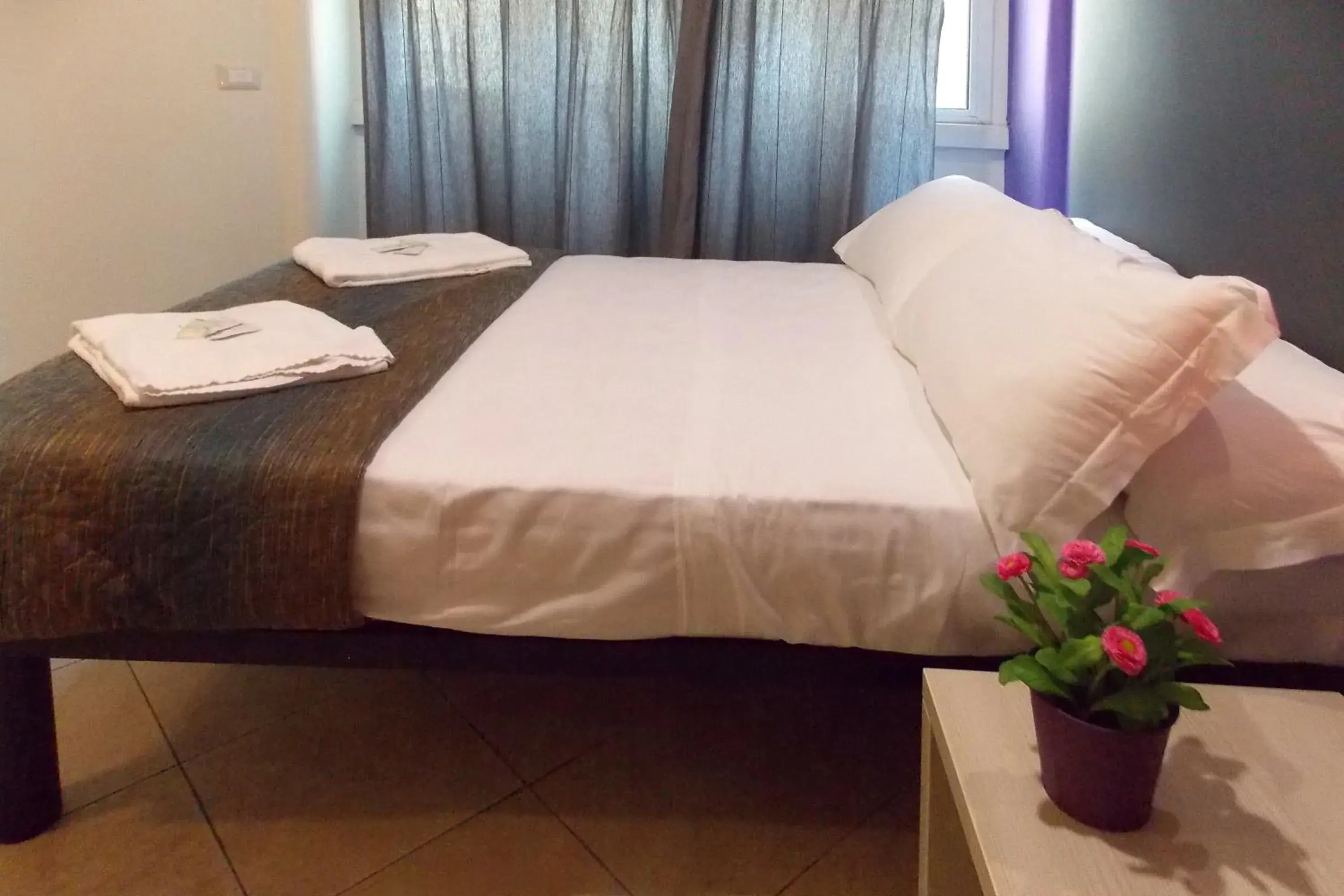 Standard Double Room with Shared Bathroom in Hotel Midtown Milano Standard Double Room with Shared Bathroom in Hotel Midtown Milano