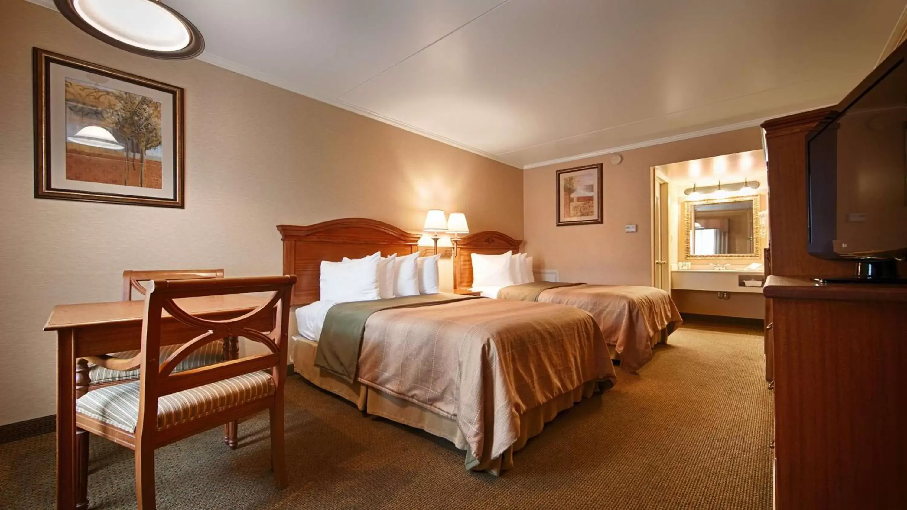 Double Room with Two Double Beds - Exterior Entrance in Best Western PLUS Revere Inn & Suites Double Room with Two Double Beds - Exterior Entrance in Best Western PLUS Revere Inn & Suites
