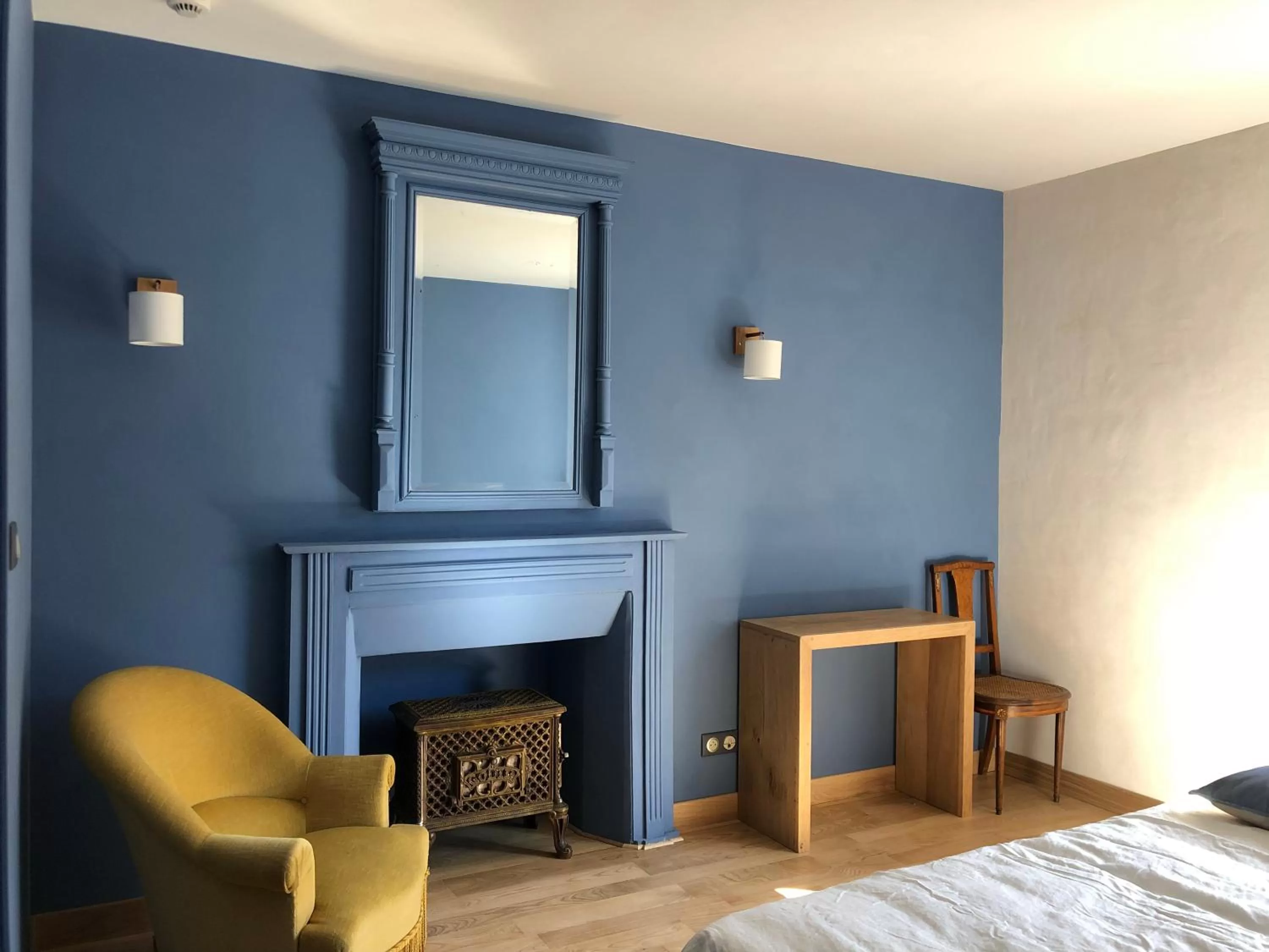 Photo of the whole room in Fleurs de lin