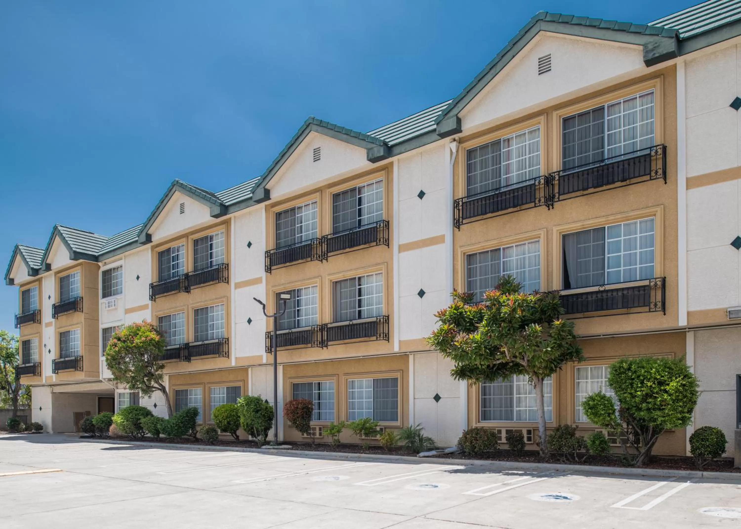 Property building in Glendale Hotel