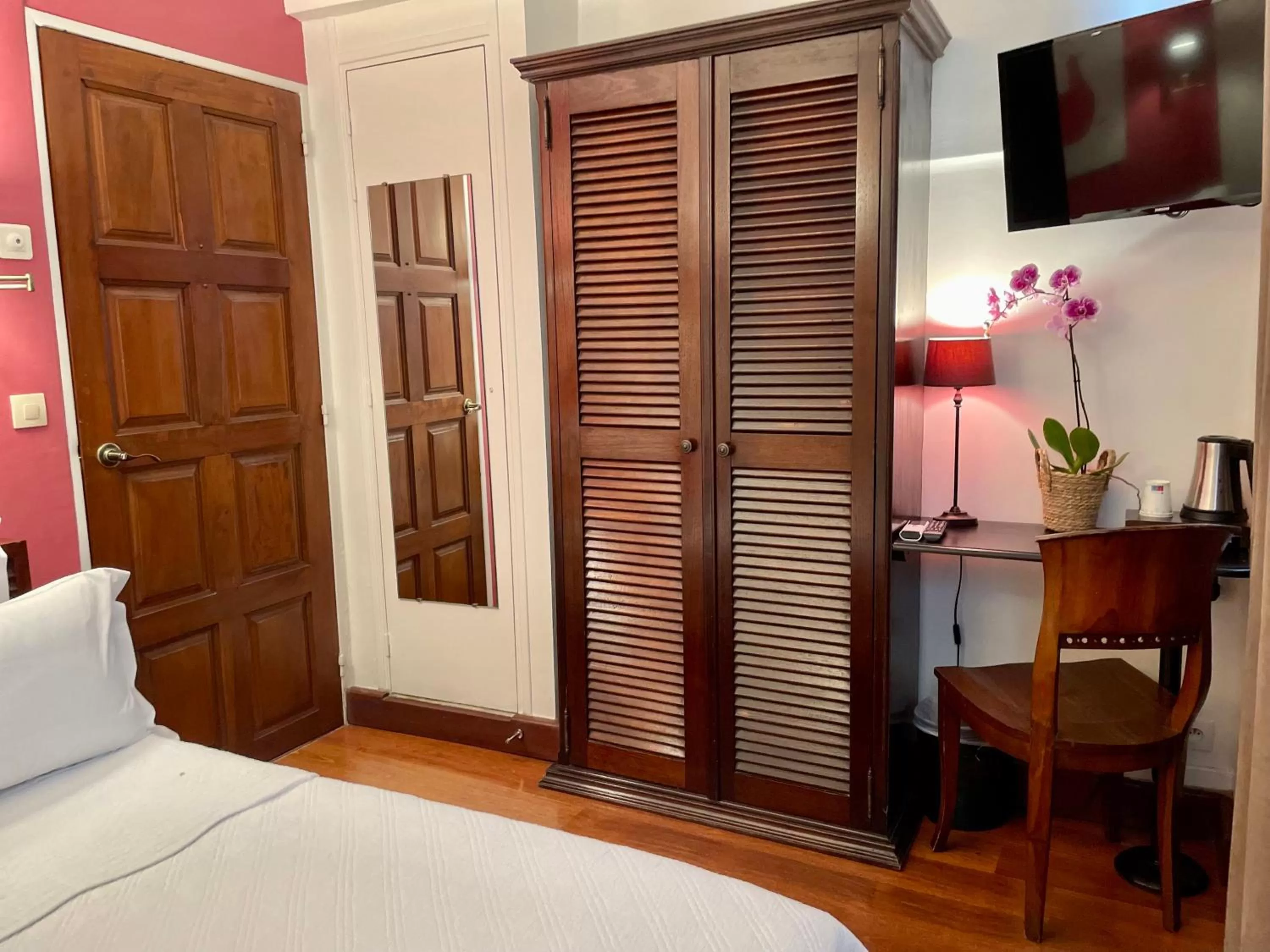 Photo of the whole room, Bed in Hotel l'Impératrice