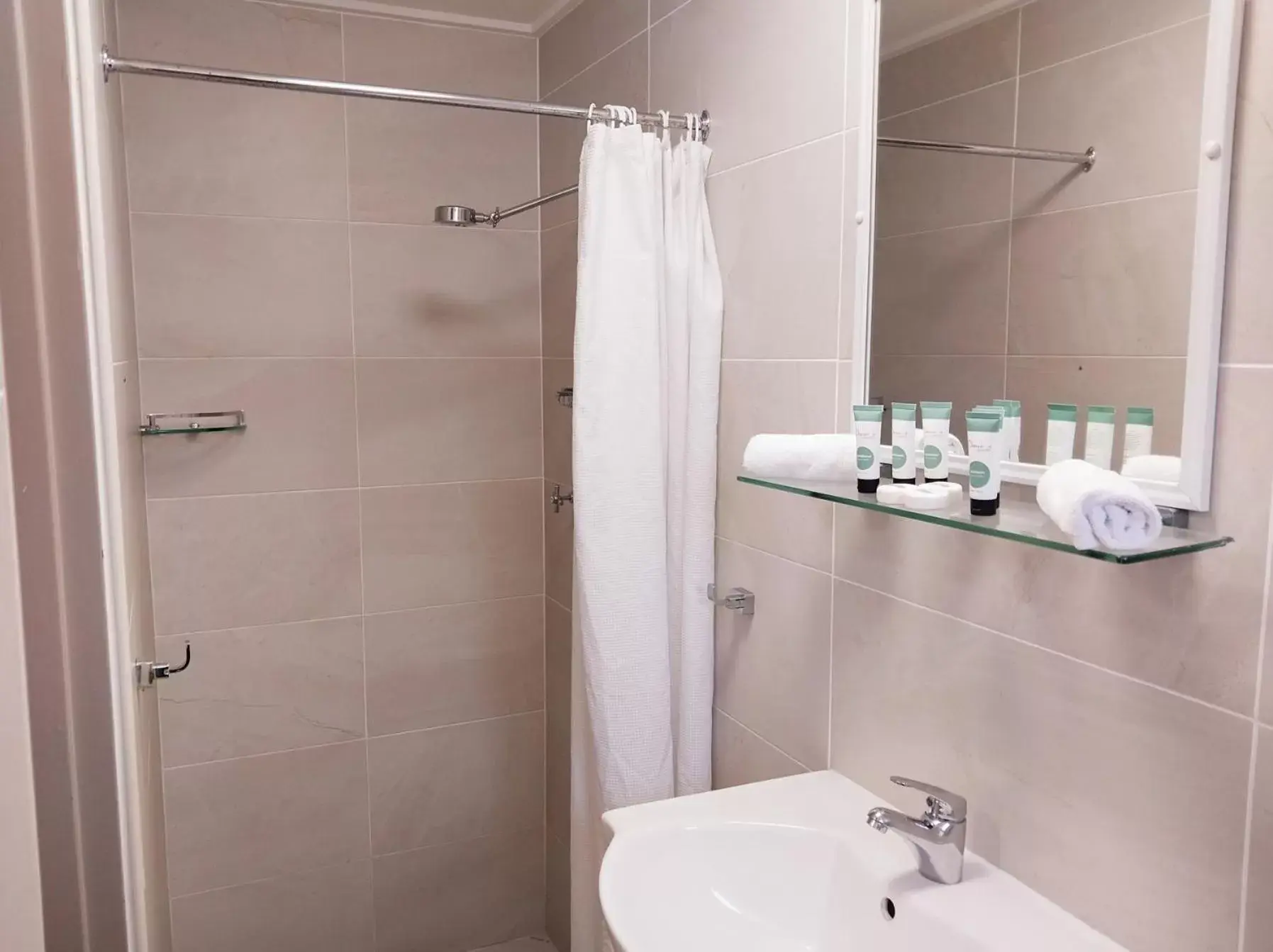 Queen Suite and 2 Singles- Pet Friendly in Tallarook Motor Inn Queen Suite and 2 Singles- Pet Friendly in Tallarook Motor Inn