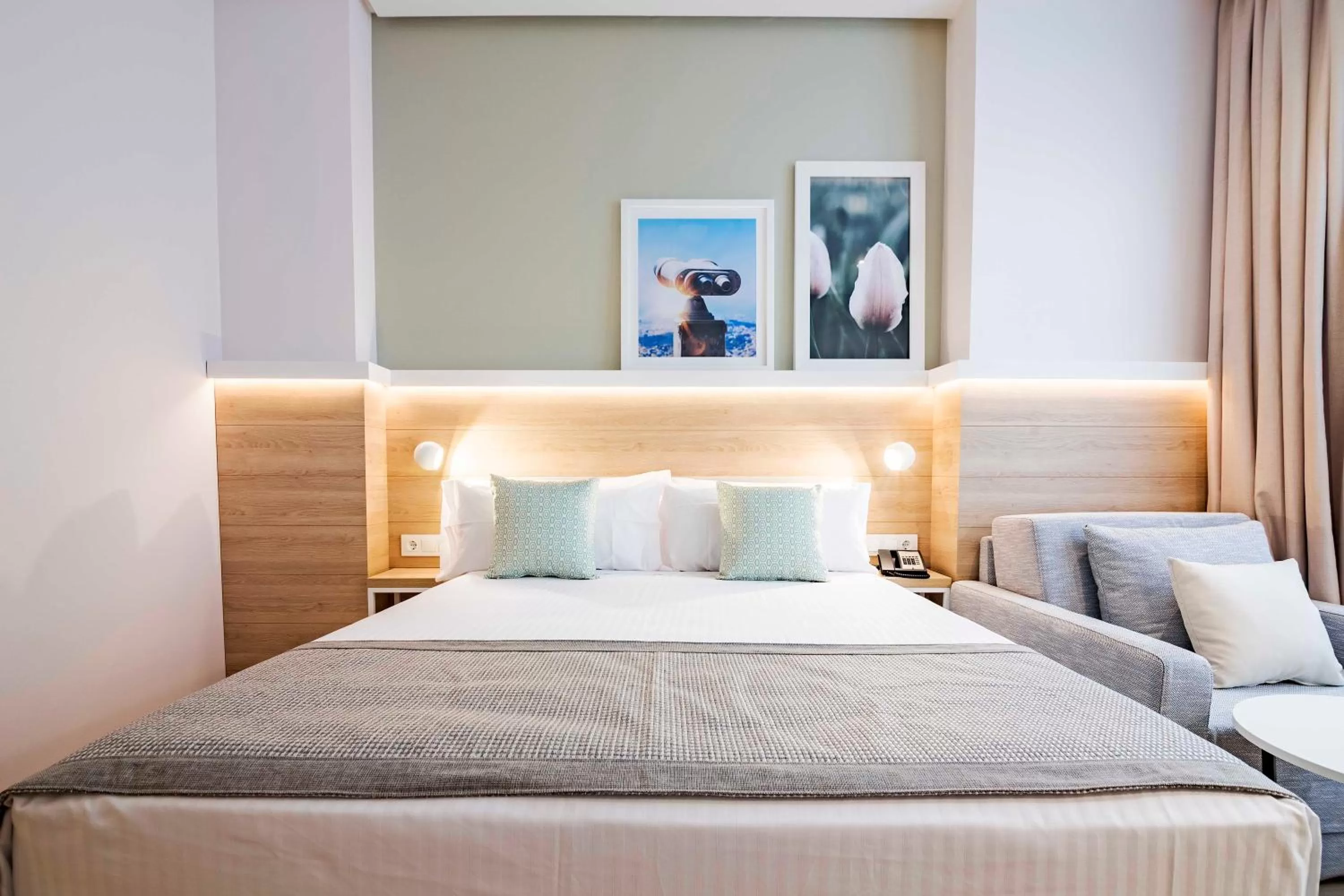 Bed in Golden Hotel Barcelona