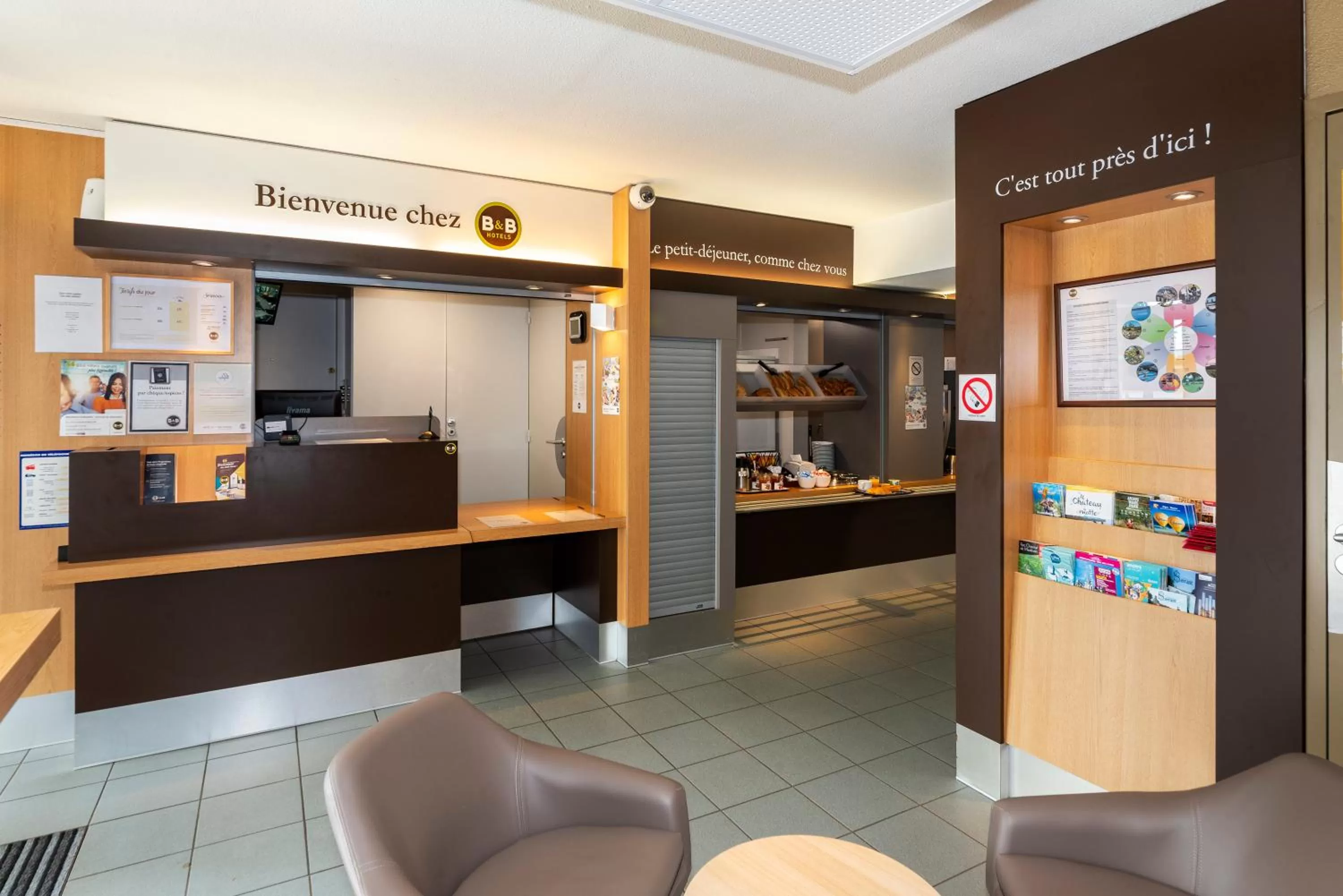 Lobby or reception in B&B HOTEL Angers 1 Beaucouzé