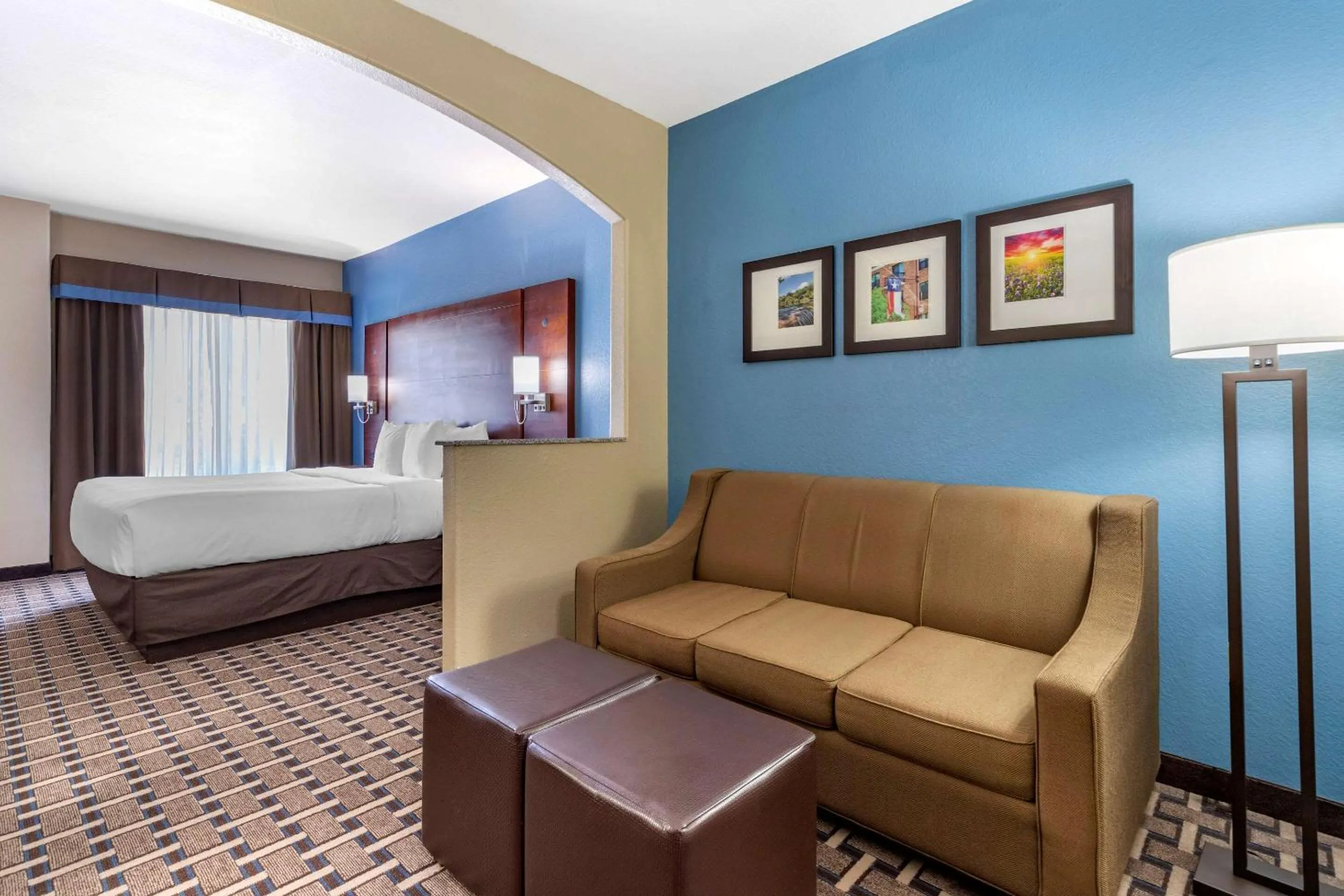 Photo of the whole room, Bed in Comfort Suites Georgetown
