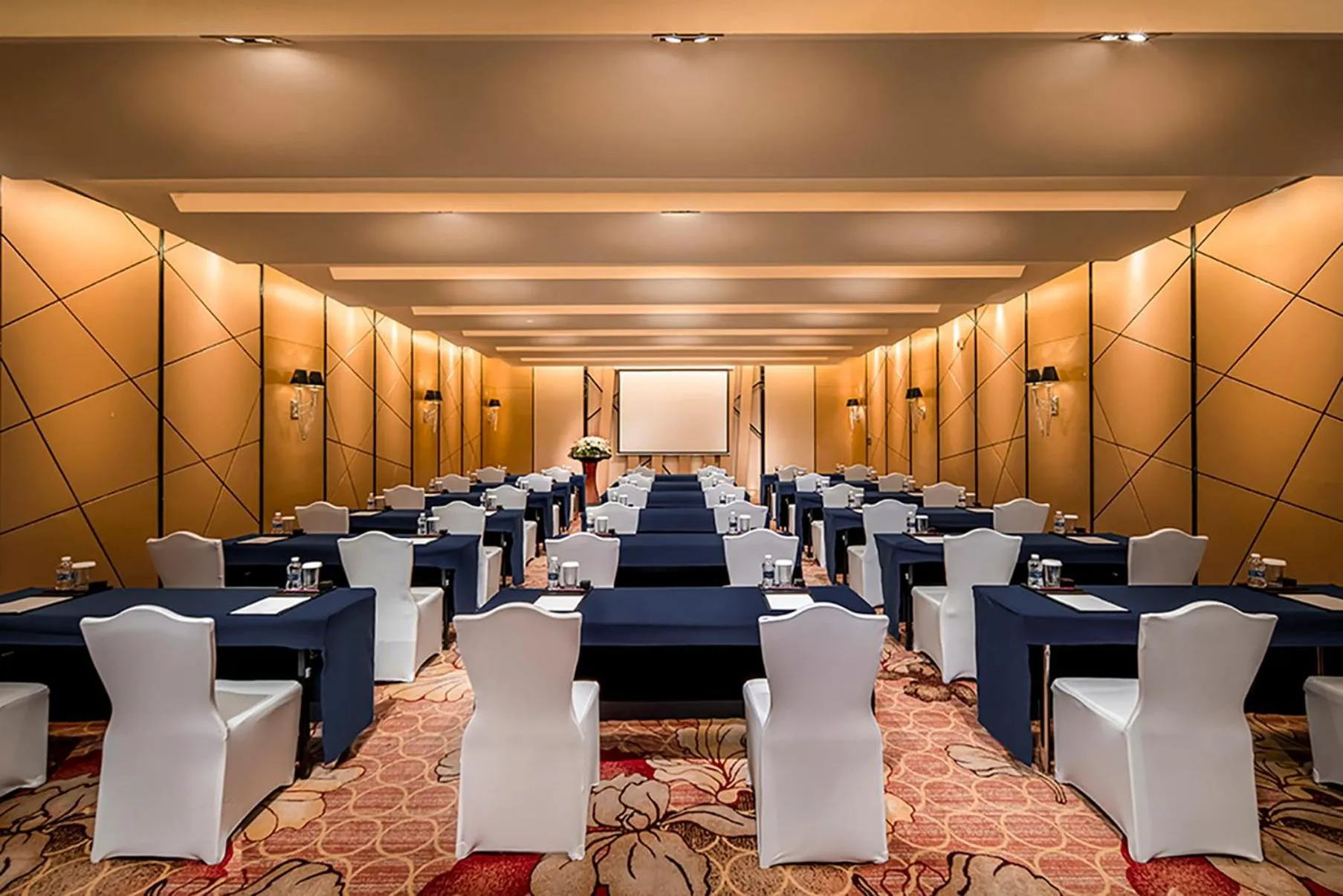 Meeting/conference room in Crowne Plaza Shenzhen Longgang City Centre by IHG