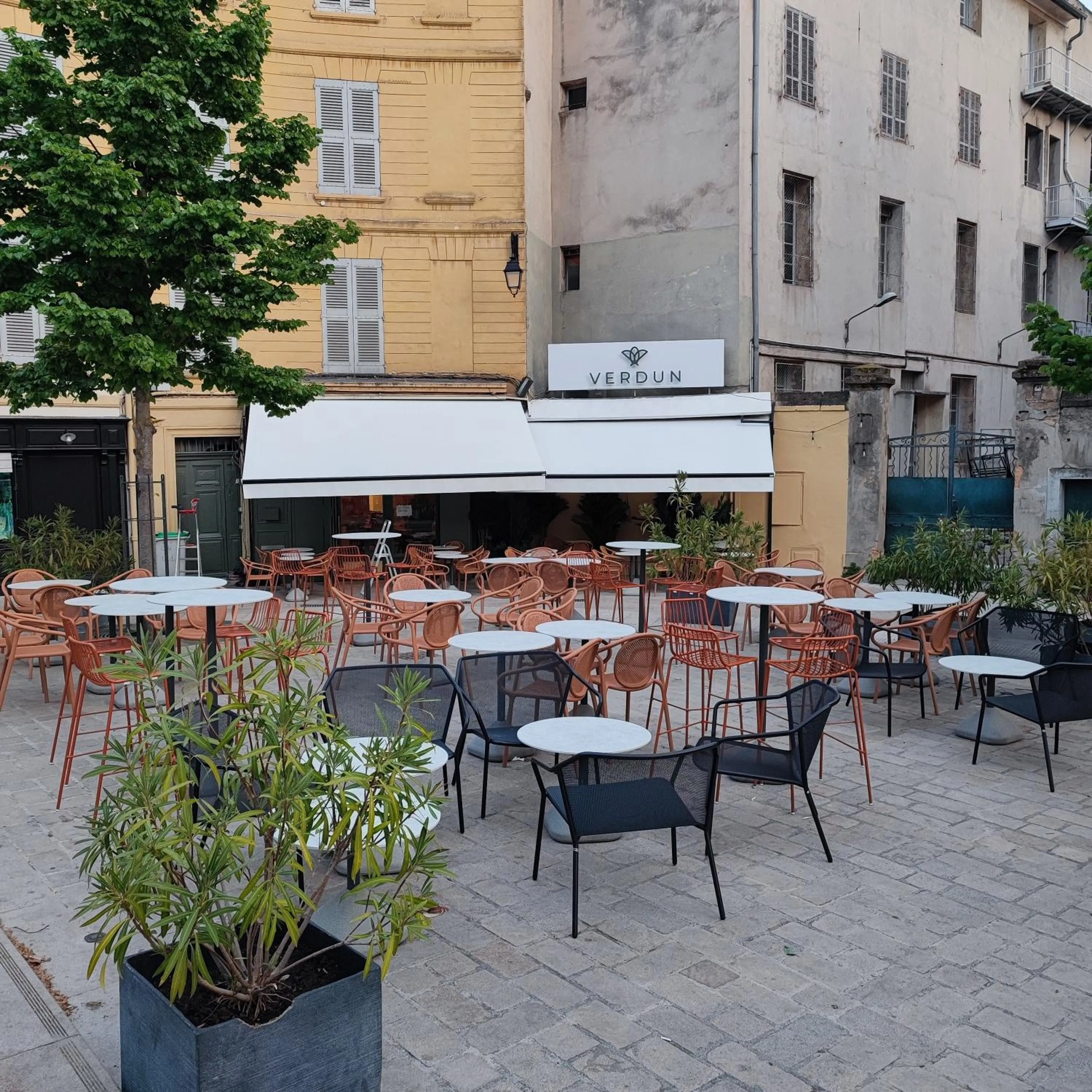 Location, Restaurant/Places to Eat in Precheurs Studios