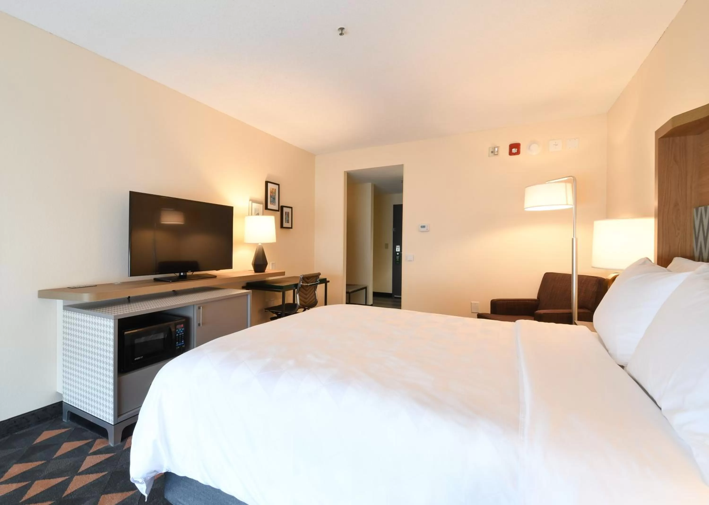 Photo of the whole room, Bed in Holiday Inn Fredericksburg - Conference Center by IHG