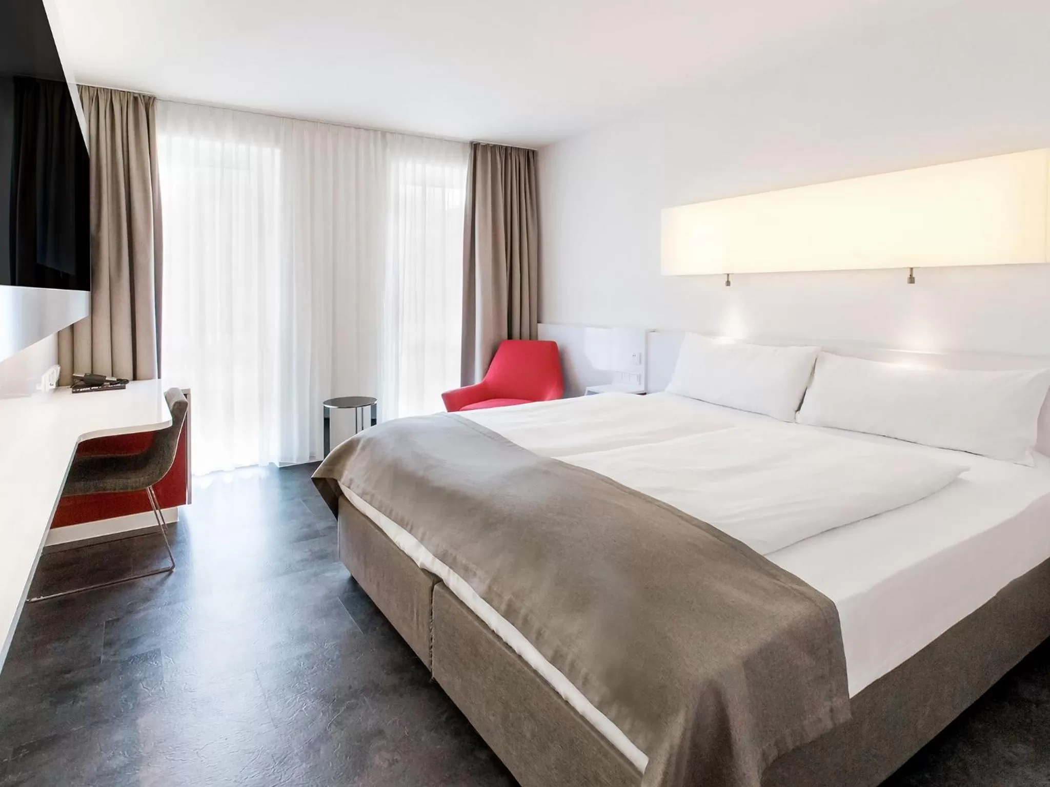 TV and multimedia, Bed in DORMERO Hotel Frankfurt