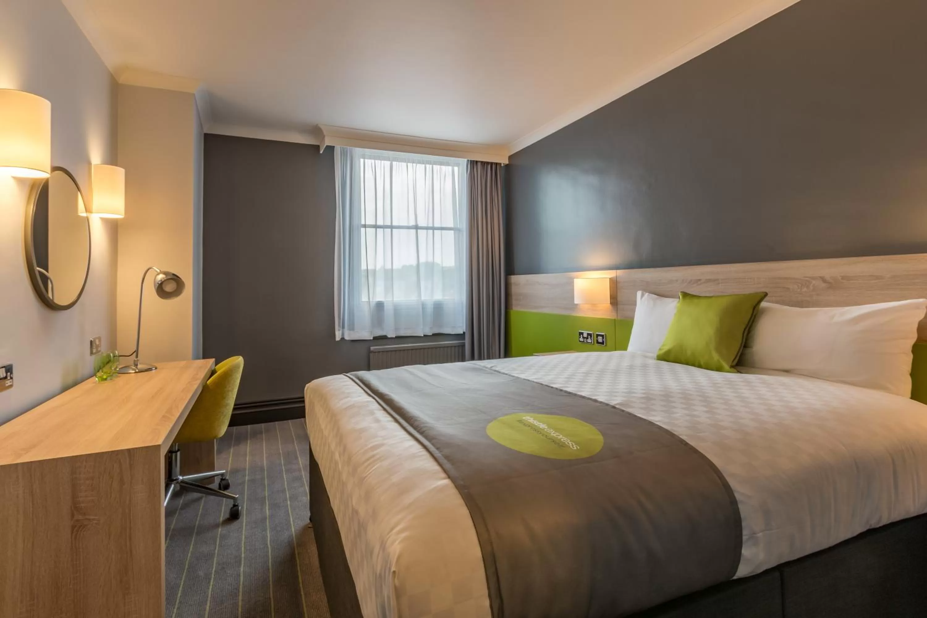 Shower, Bed in Thistle Express London Luton