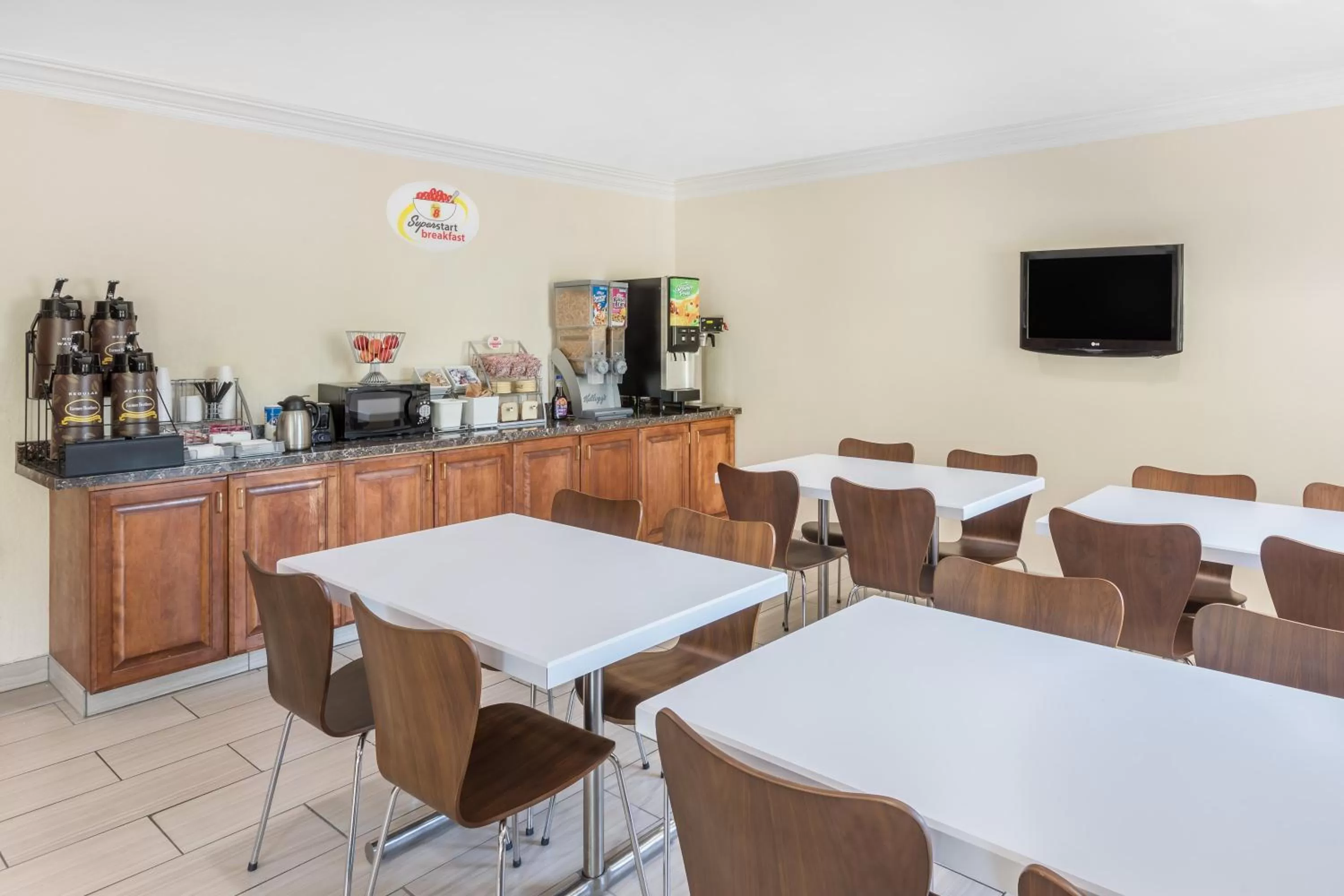 Continental breakfast, Restaurant/Places to Eat in Super 8 by Wyndham Vicksburg