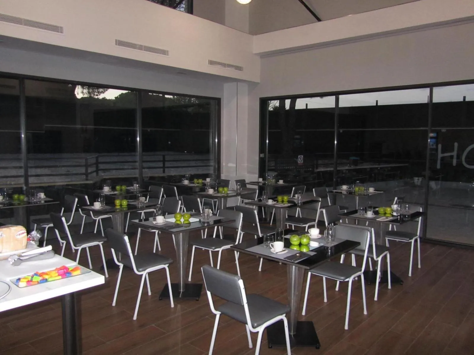 Restaurant/places to eat in H La Cabaña