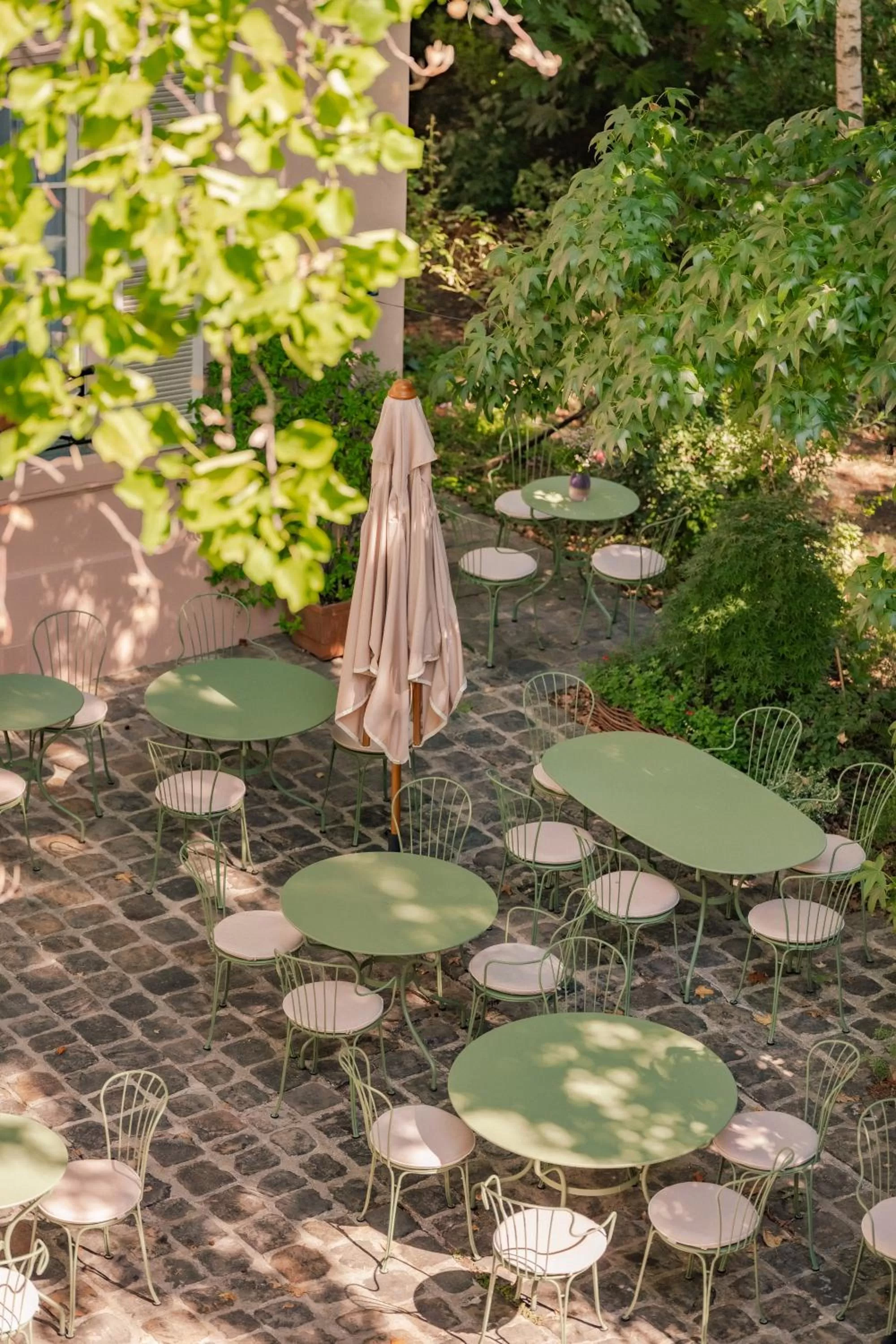 Garden in Hotel des Grandes Ecoles