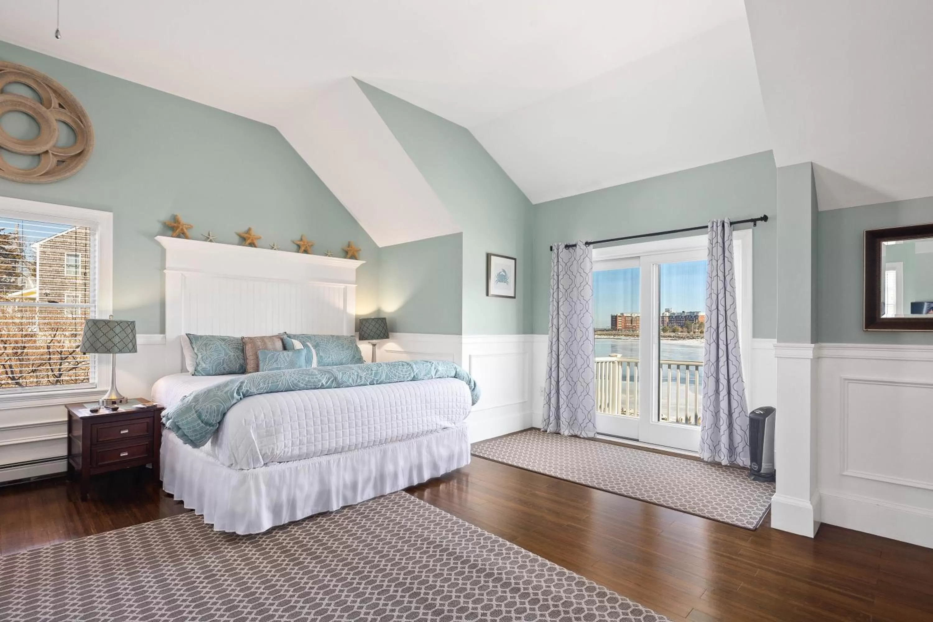 Bed in The Beacon Waterfront Inn