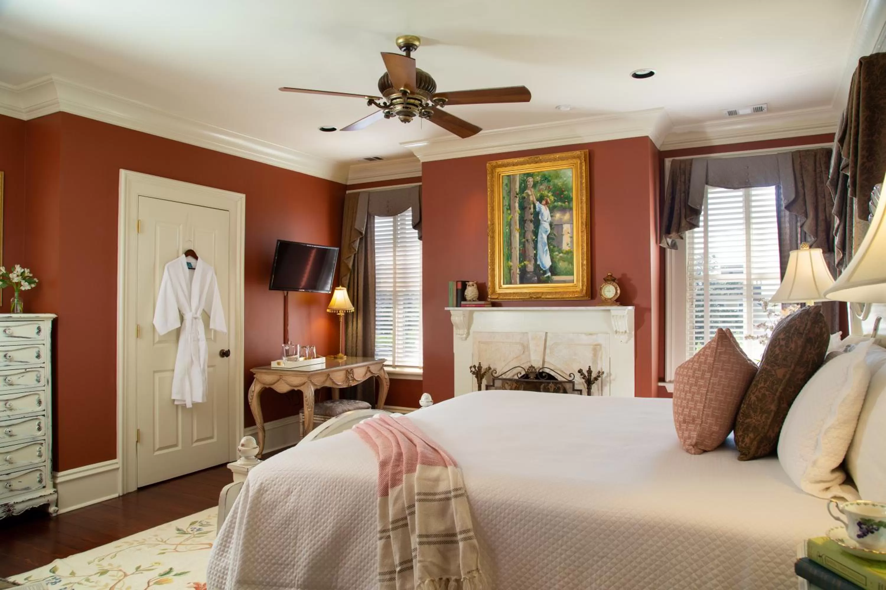 Photo of the whole room, Bed in The Inn on West Liberty