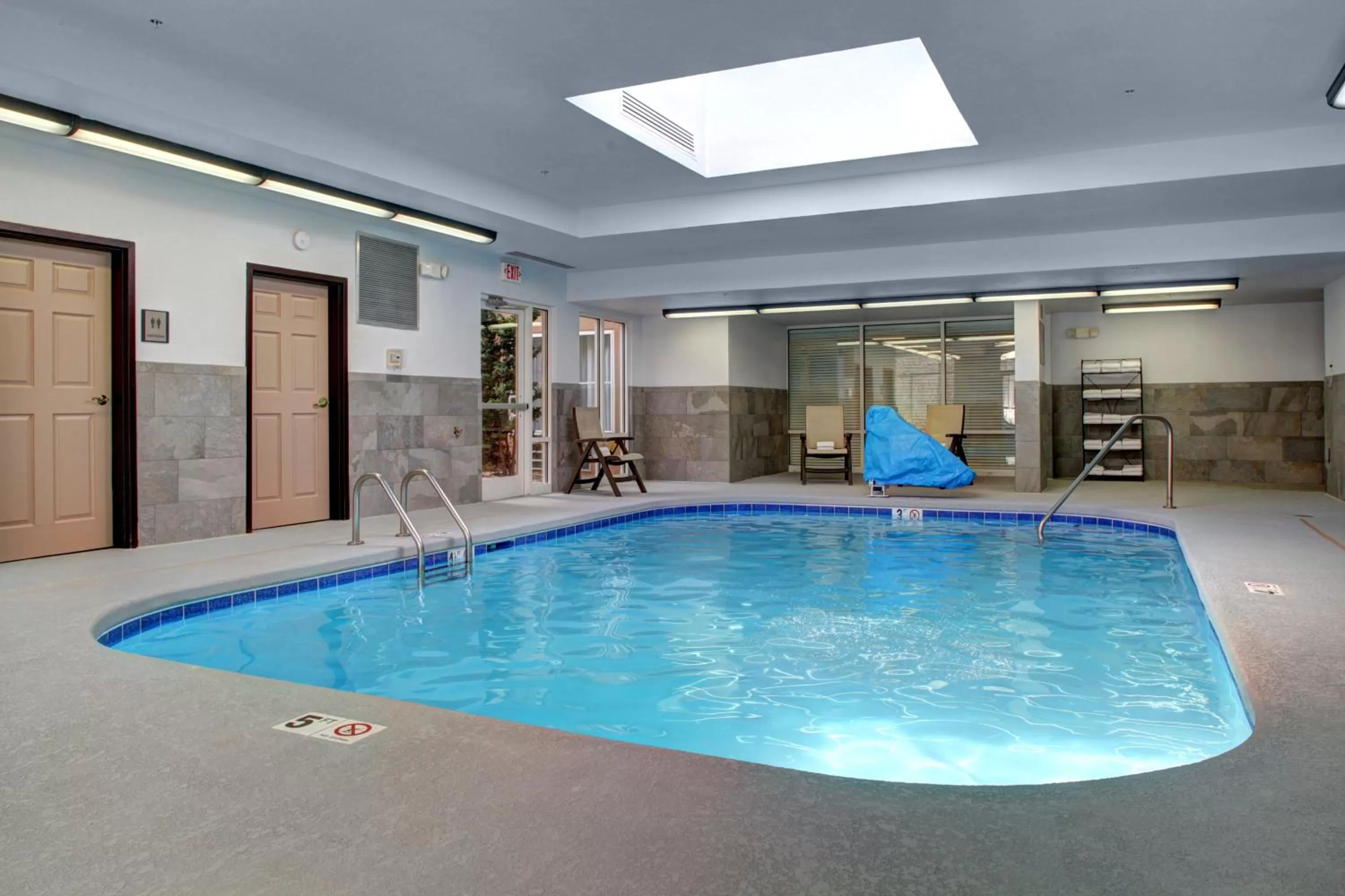 Swimming pool in Country Inn & Suites by Radisson Asheville Downtown Tunnel Road