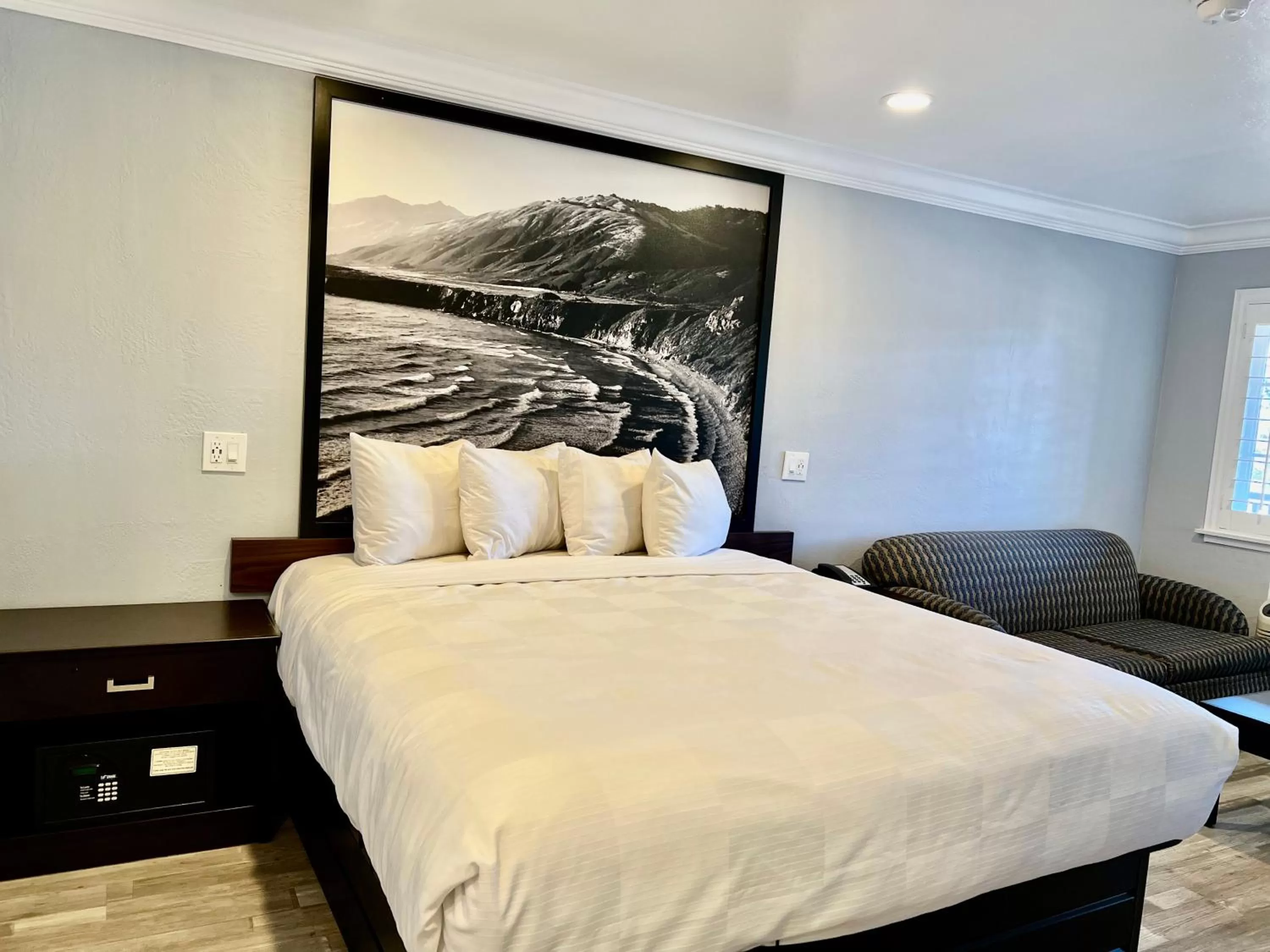 Photo of the whole room, Bed in Aura Inn Monterey