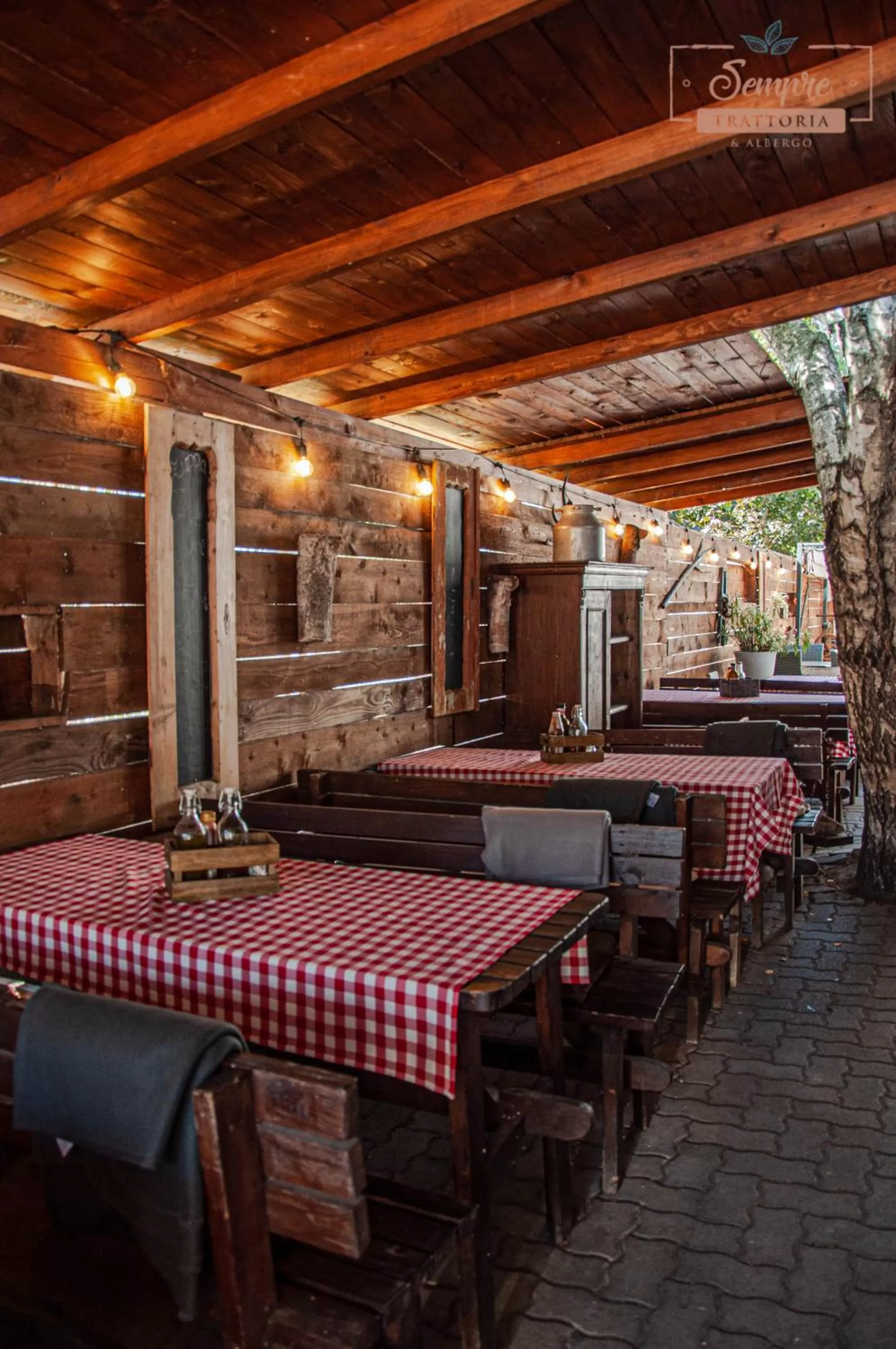 Restaurant/Places to Eat in Sempre Étterem És Panzió