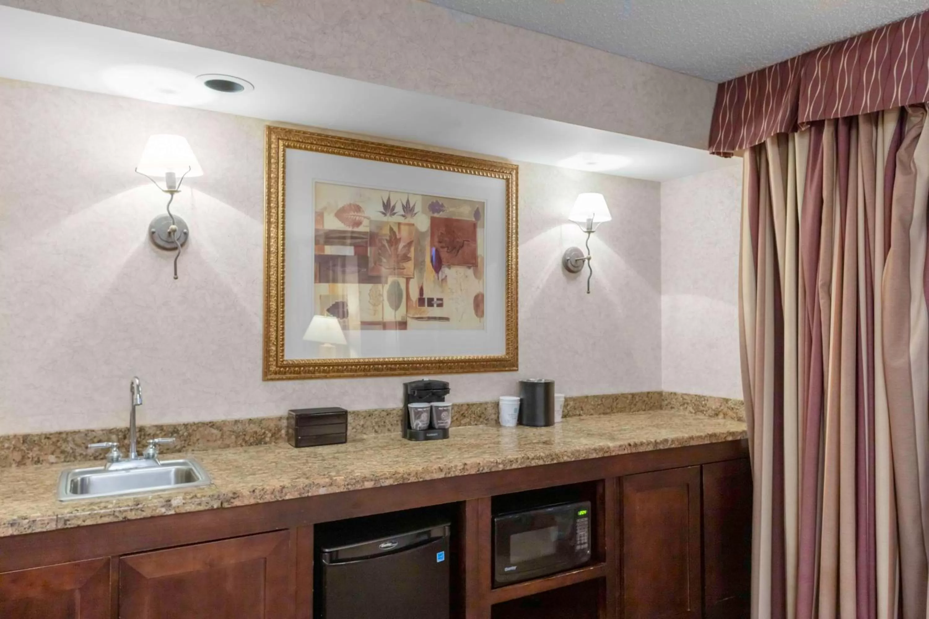 Photo of the whole room in Embassy Suites by Hilton Kansas City Plaza