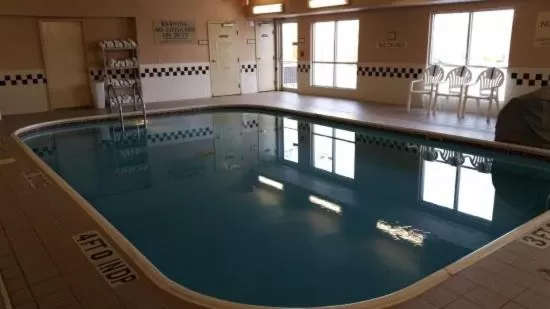 Swimming pool in Country Inn & Suites by Radisson, Davenport - Quad Cities