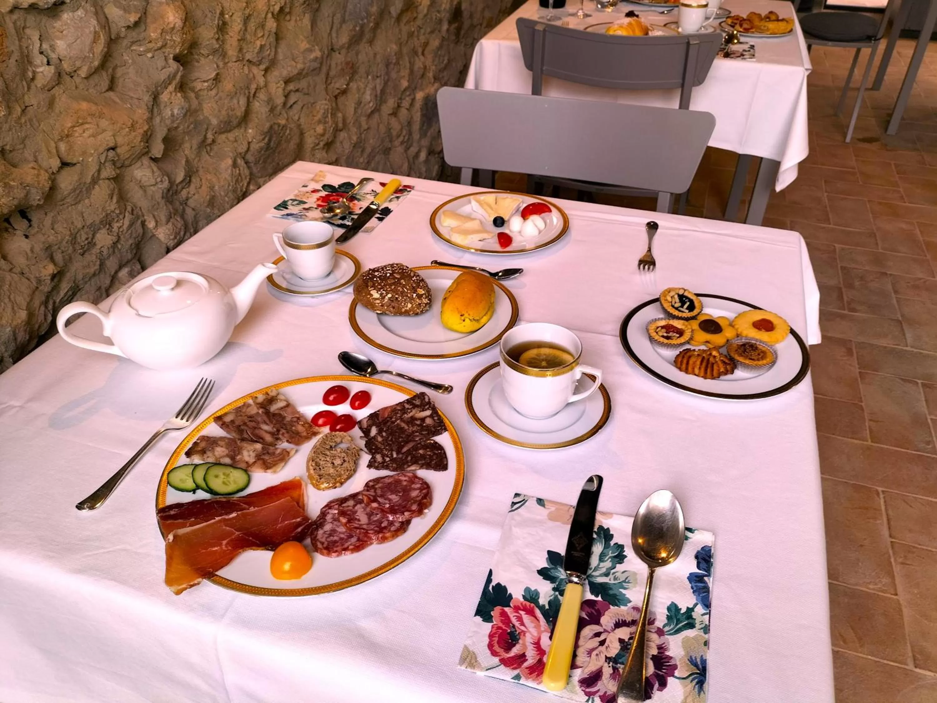 Food and drinks in Badia Giulia Prestigious Historical B&B, Camaiore - Adults Only - No Pets