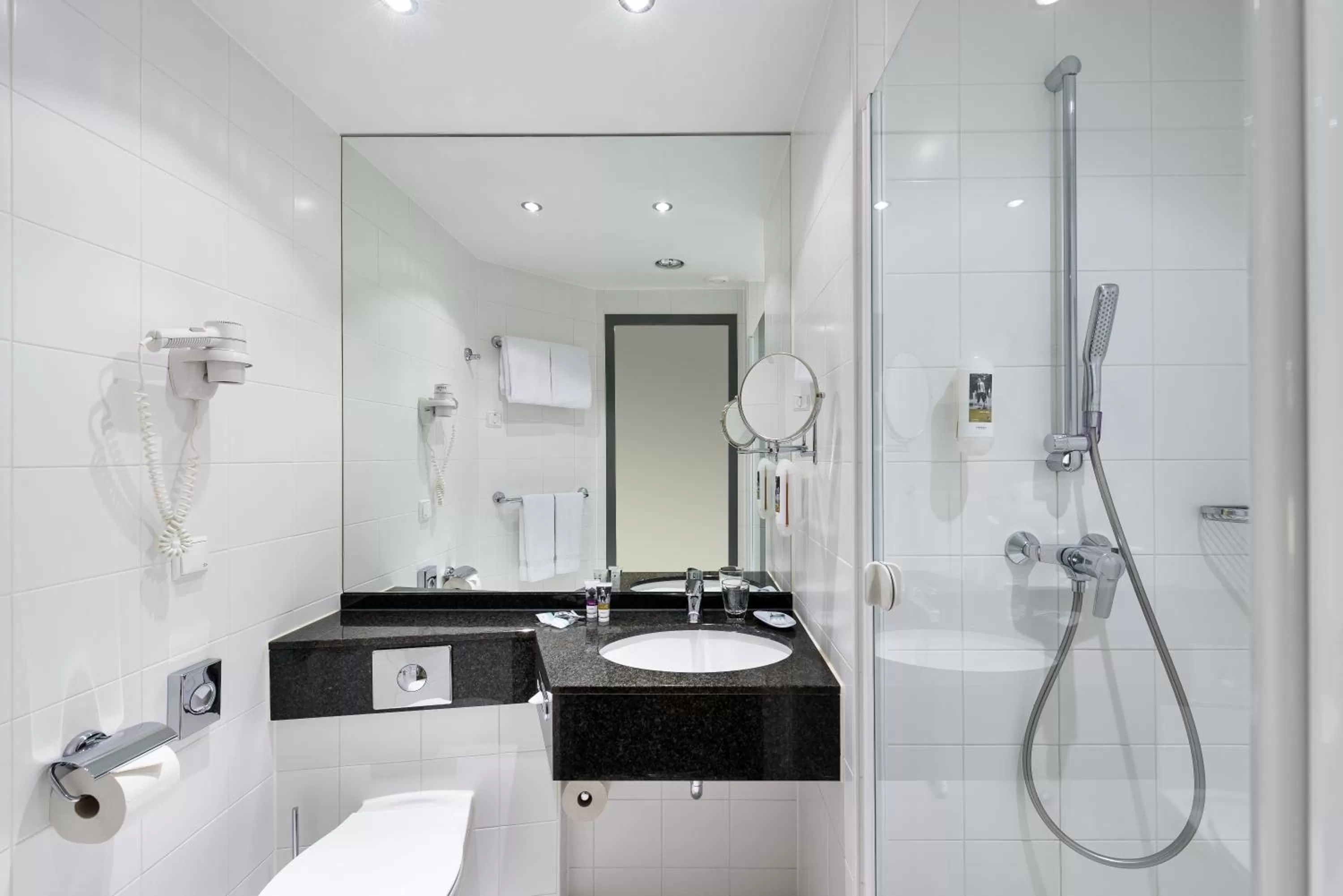 Toilet in Mercure Hotel Düsseldorf City Nord