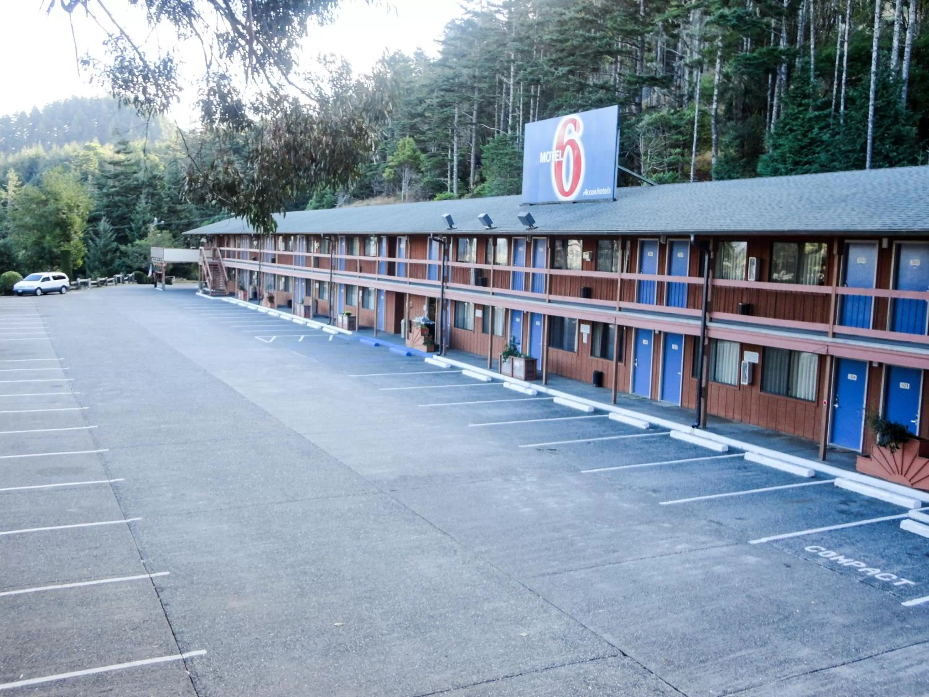 Facade/entrance in Motel 6 Gold Beach