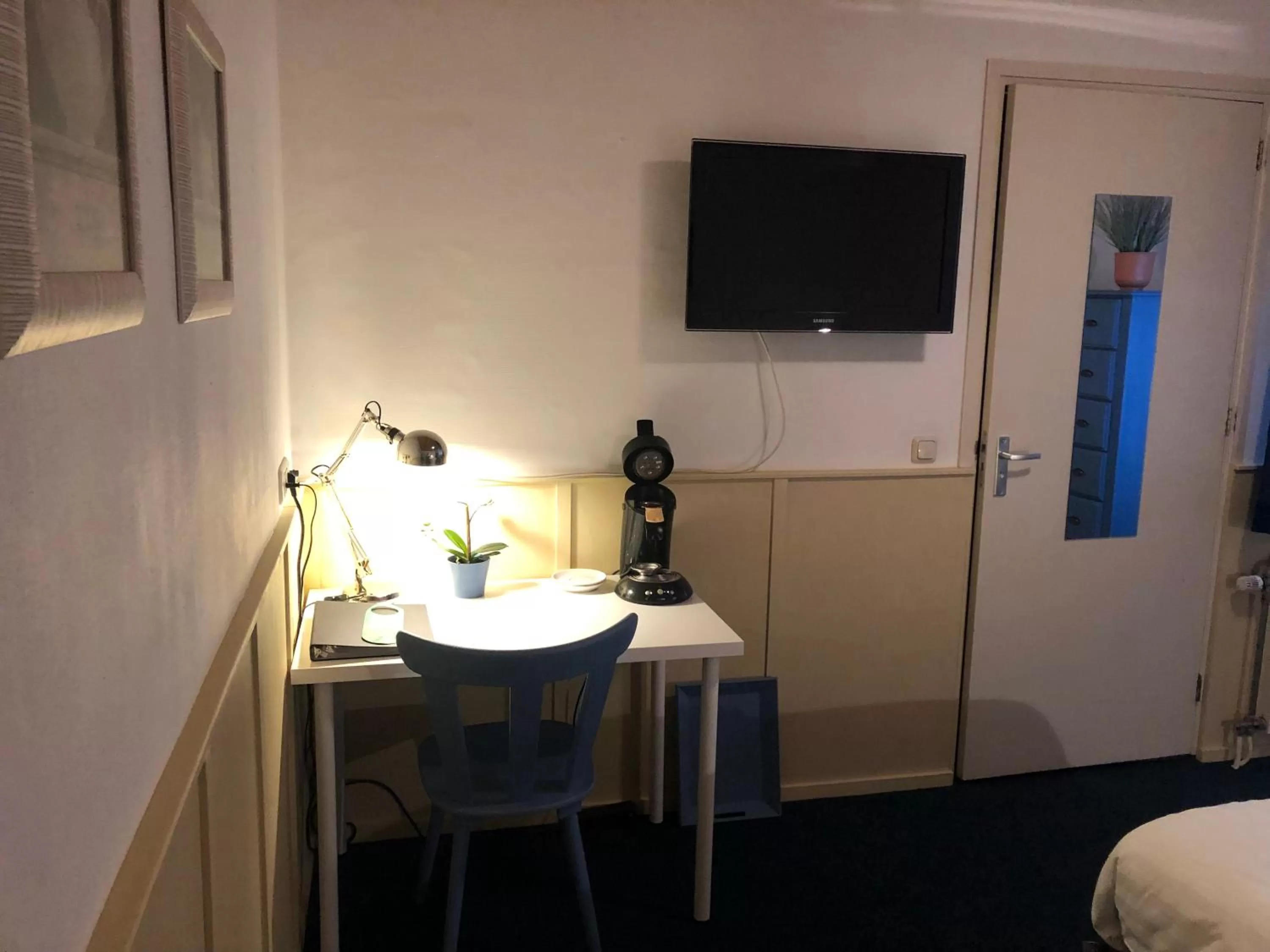 TV/Entertainment Center in Hotel Verhoeven