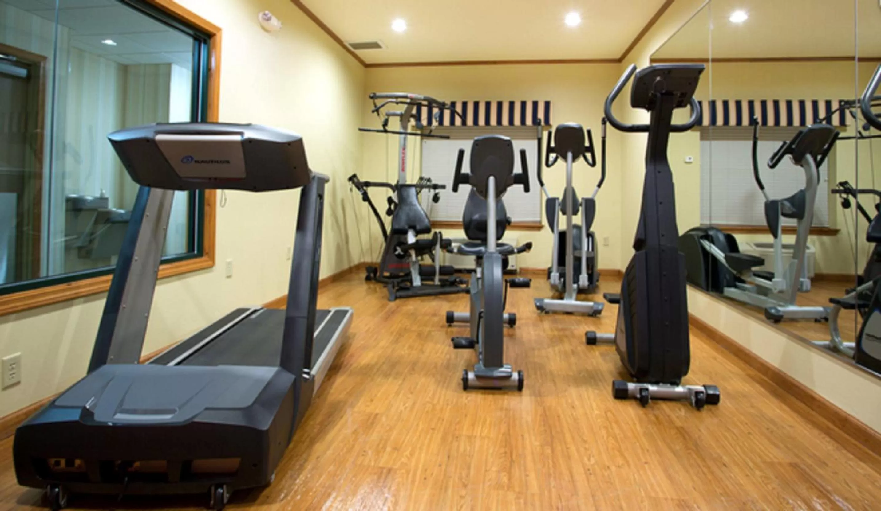 Fitness centre/facilities in Country Inn & Suites by Radisson, Pineville, LA