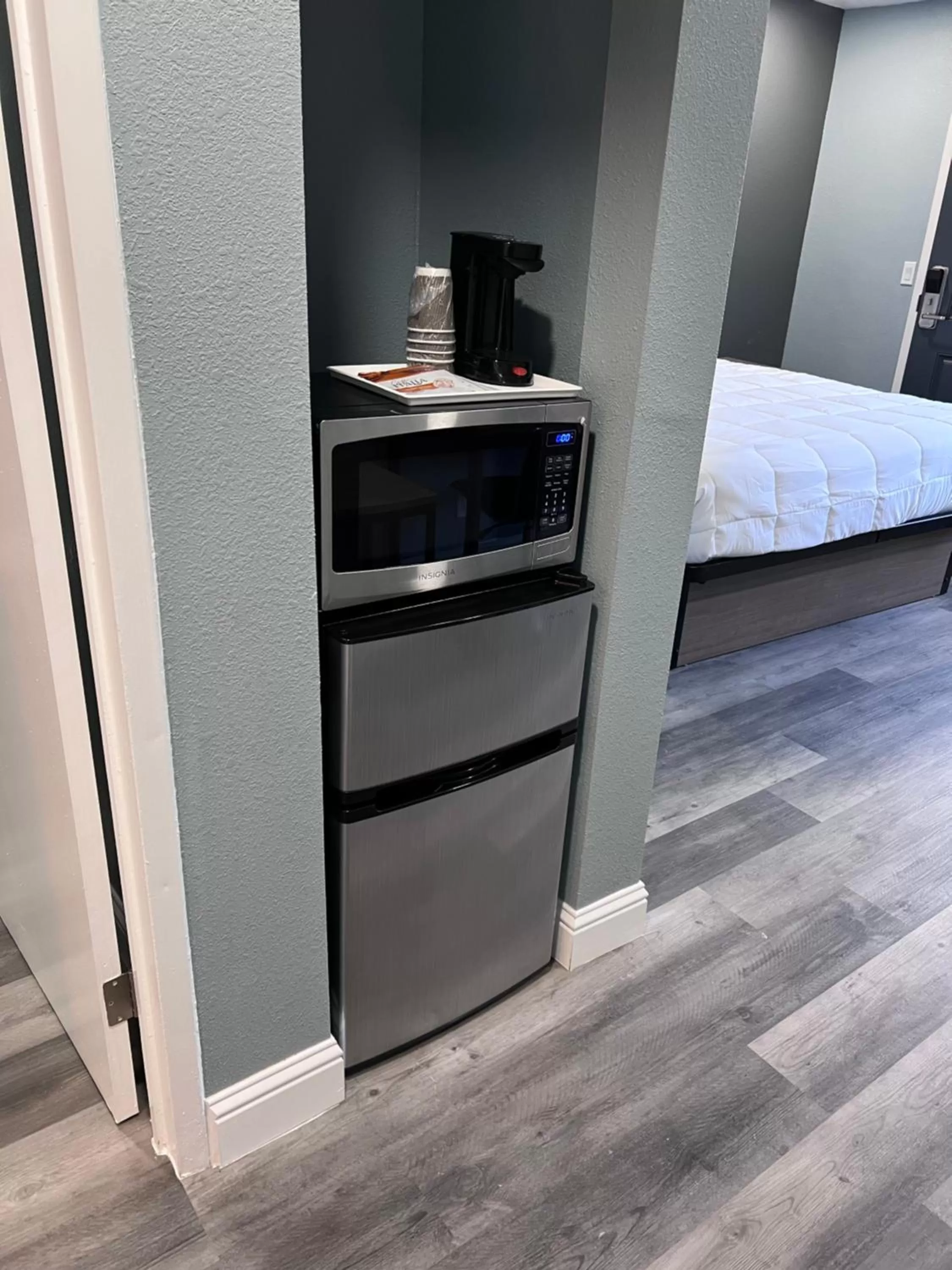 Coffee/tea facilities, Bed in Surf City Inn & Suites