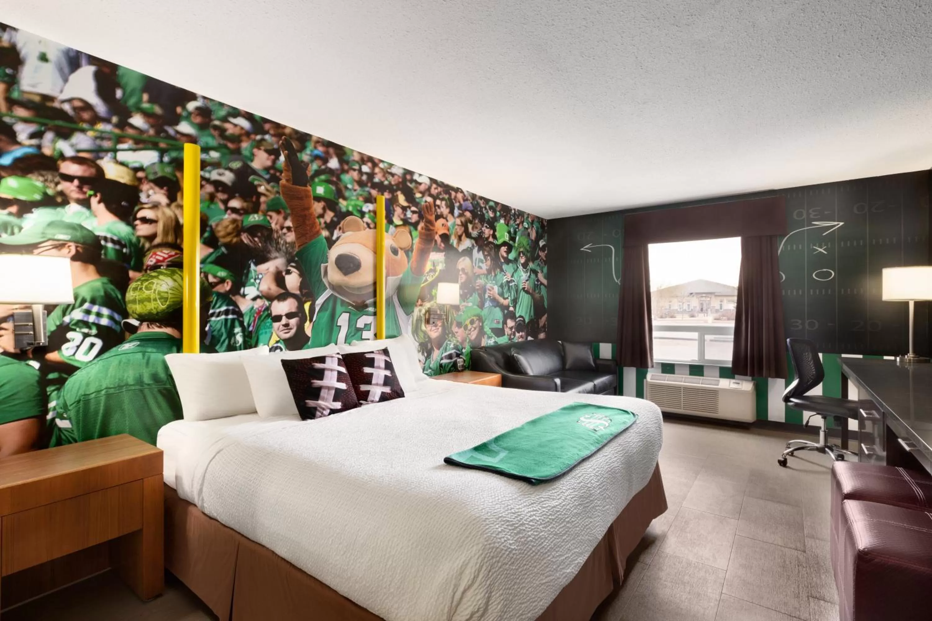 Bedroom, Bed in Days Inn by Wyndham Regina