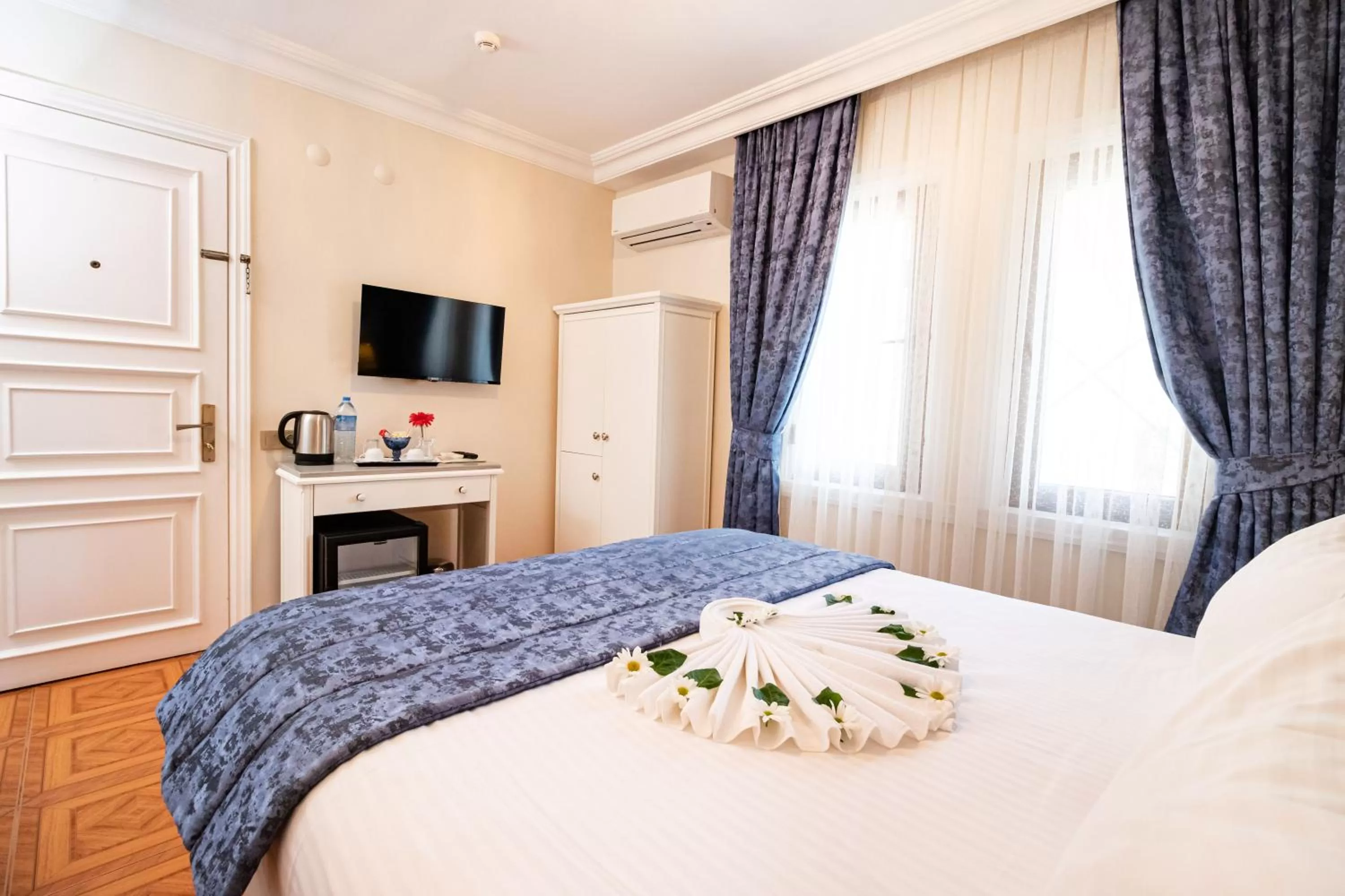 Photo of the whole room, Bed in Alzer Hotel Special Class