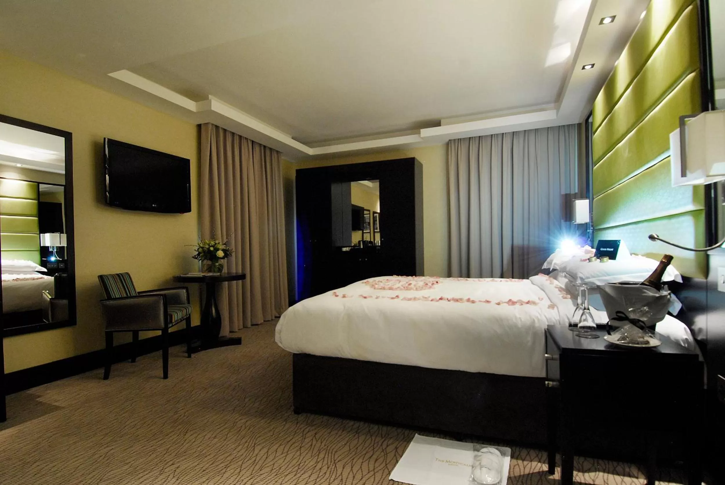 Photo of the whole room, Bed in Montcalm Brewery, London City