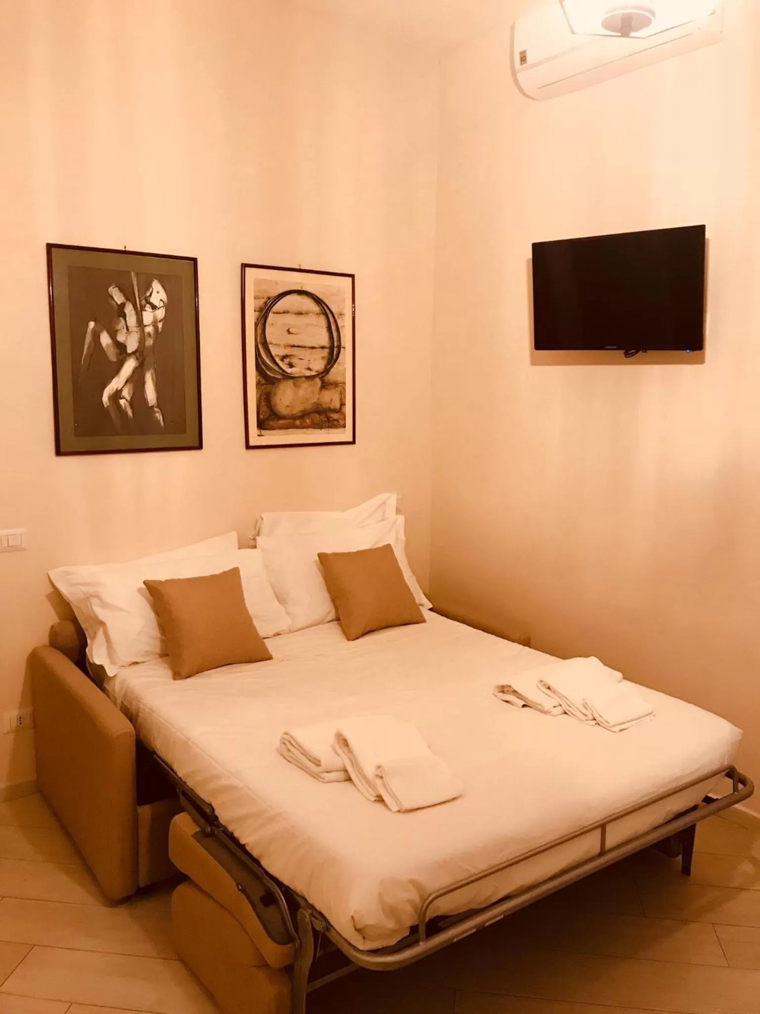 Photo of the whole room, Bed in Domus Borbonica