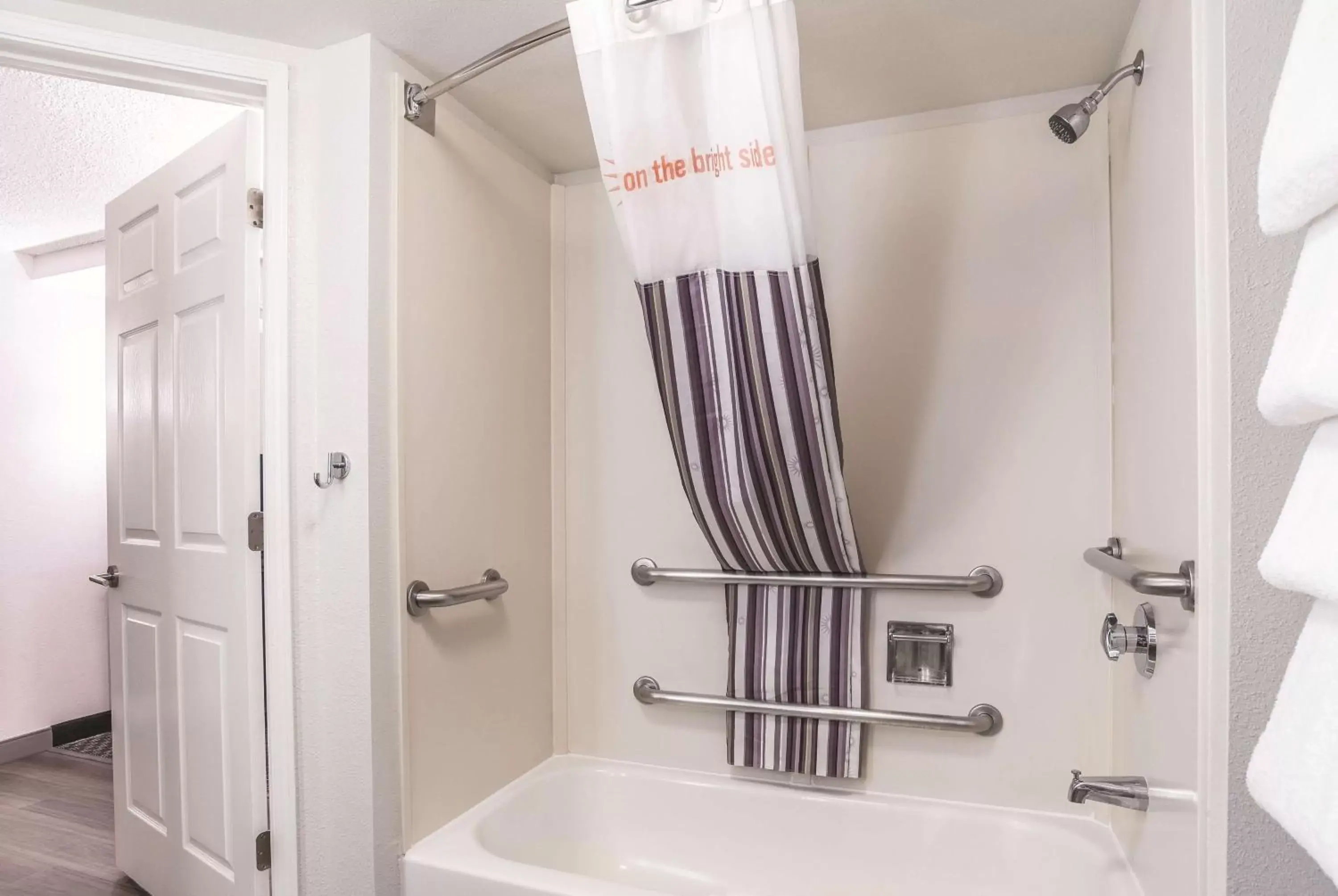 Double Room with Two Double Beds and Bath Tub - Mobility Accessible/Non-Smoking in La Quinta by Wyndham Flagstaff Double Room with Two Double Beds and Bath Tub - Mobility Accessible/Non-Smoking in La Quinta by Wyndham Flagstaff