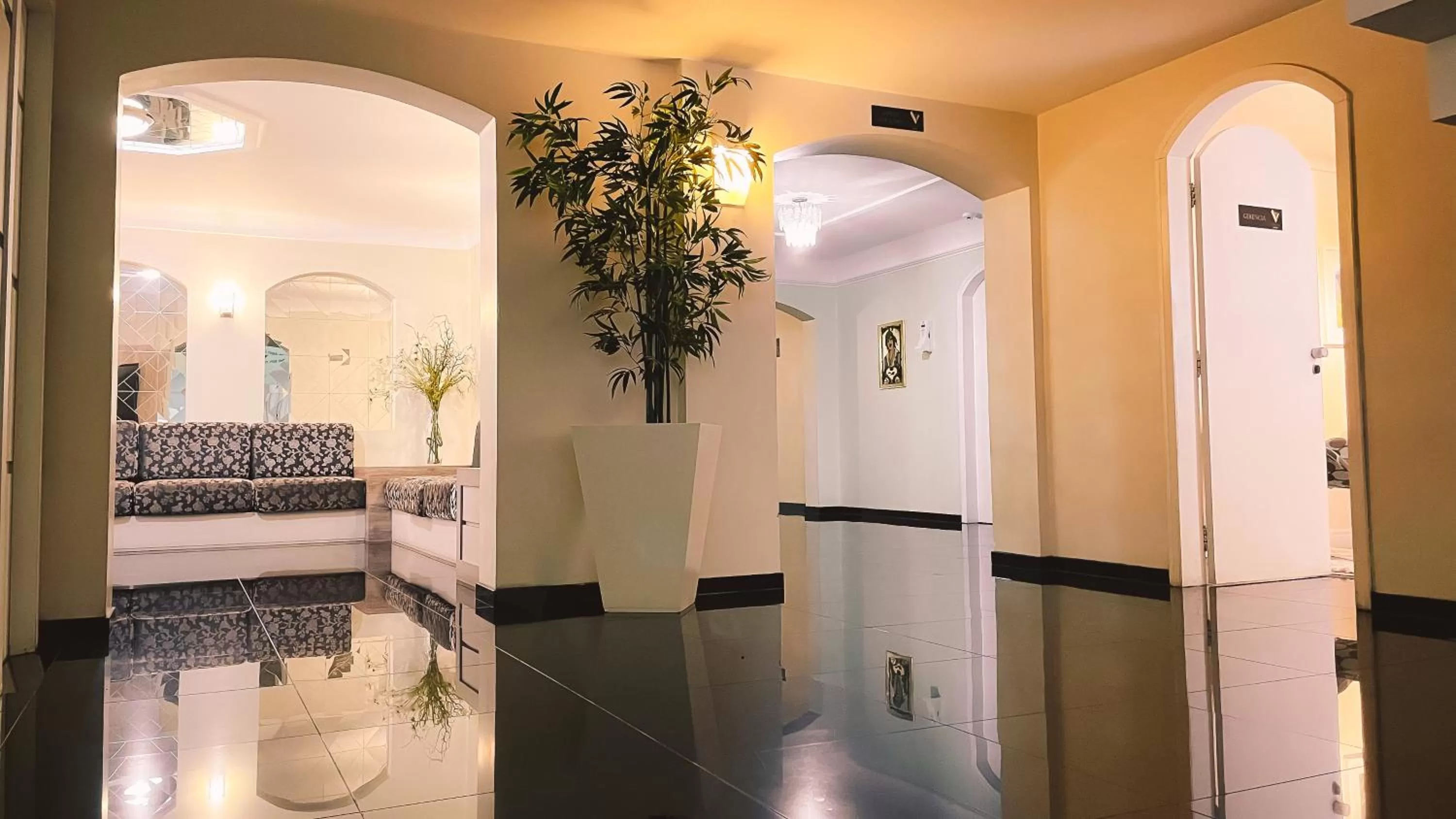 Communal lounge/ TV room, Bathroom in Verde Vale Hotel