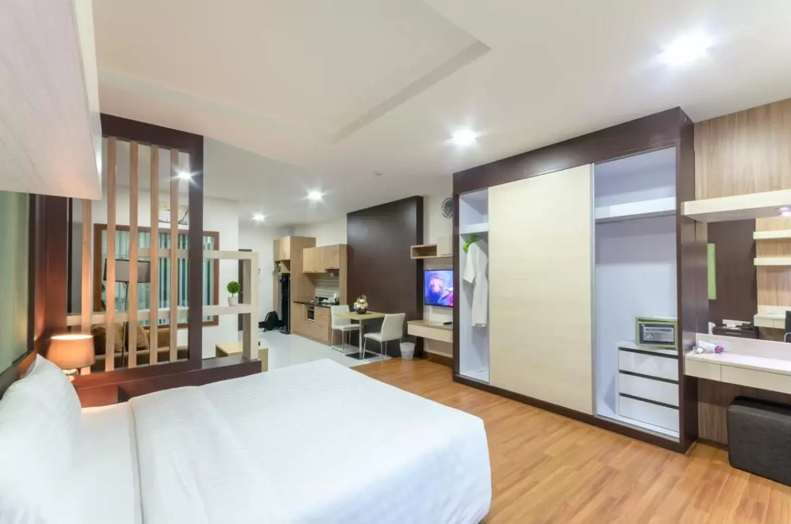 Deluxe Double Room in Eastpana Hotel - SHA Extra Plus Deluxe Double Room in Eastpana Hotel - SHA Extra Plus