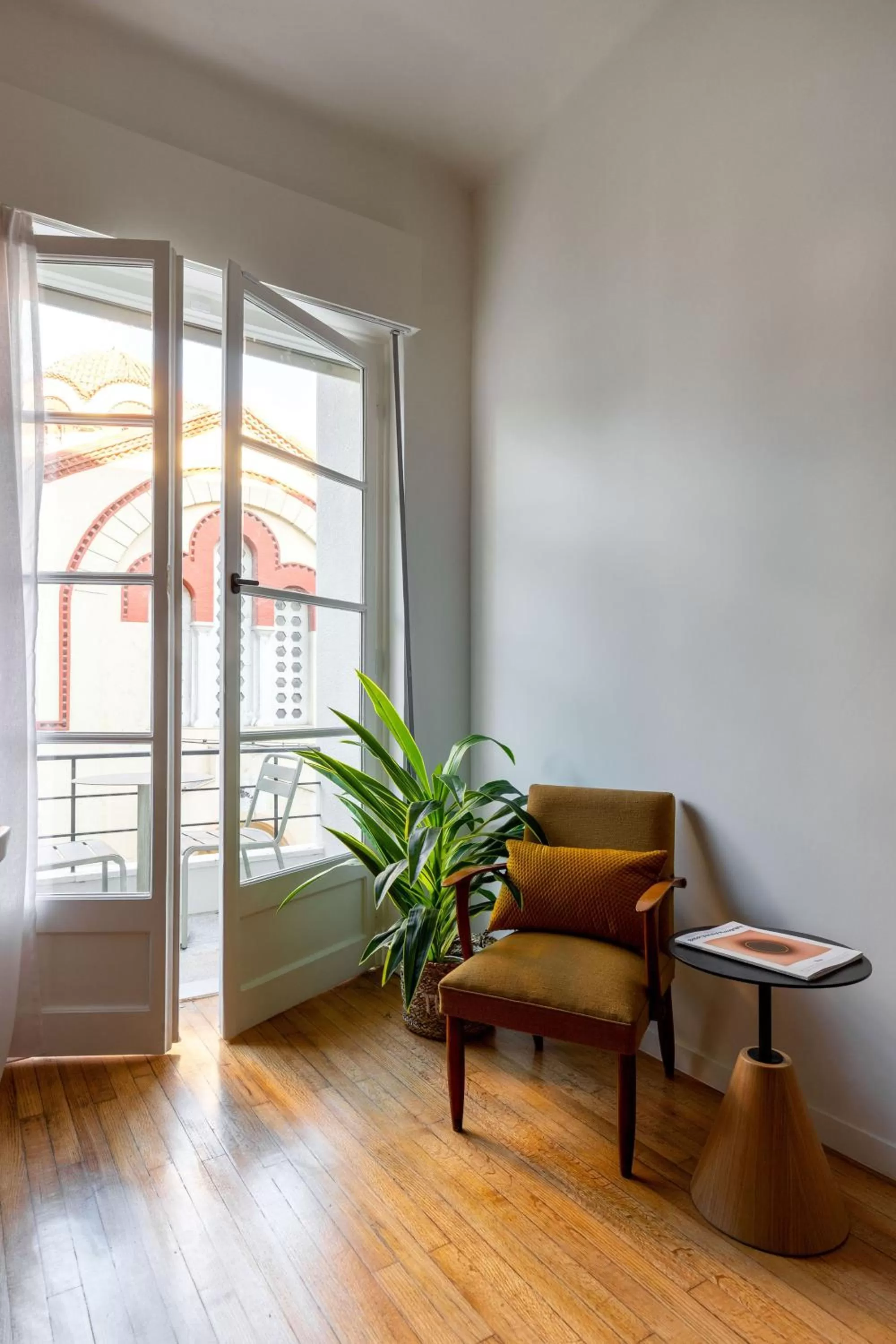 Living room, Seating Area in ZOIA The Met by UPSTREET