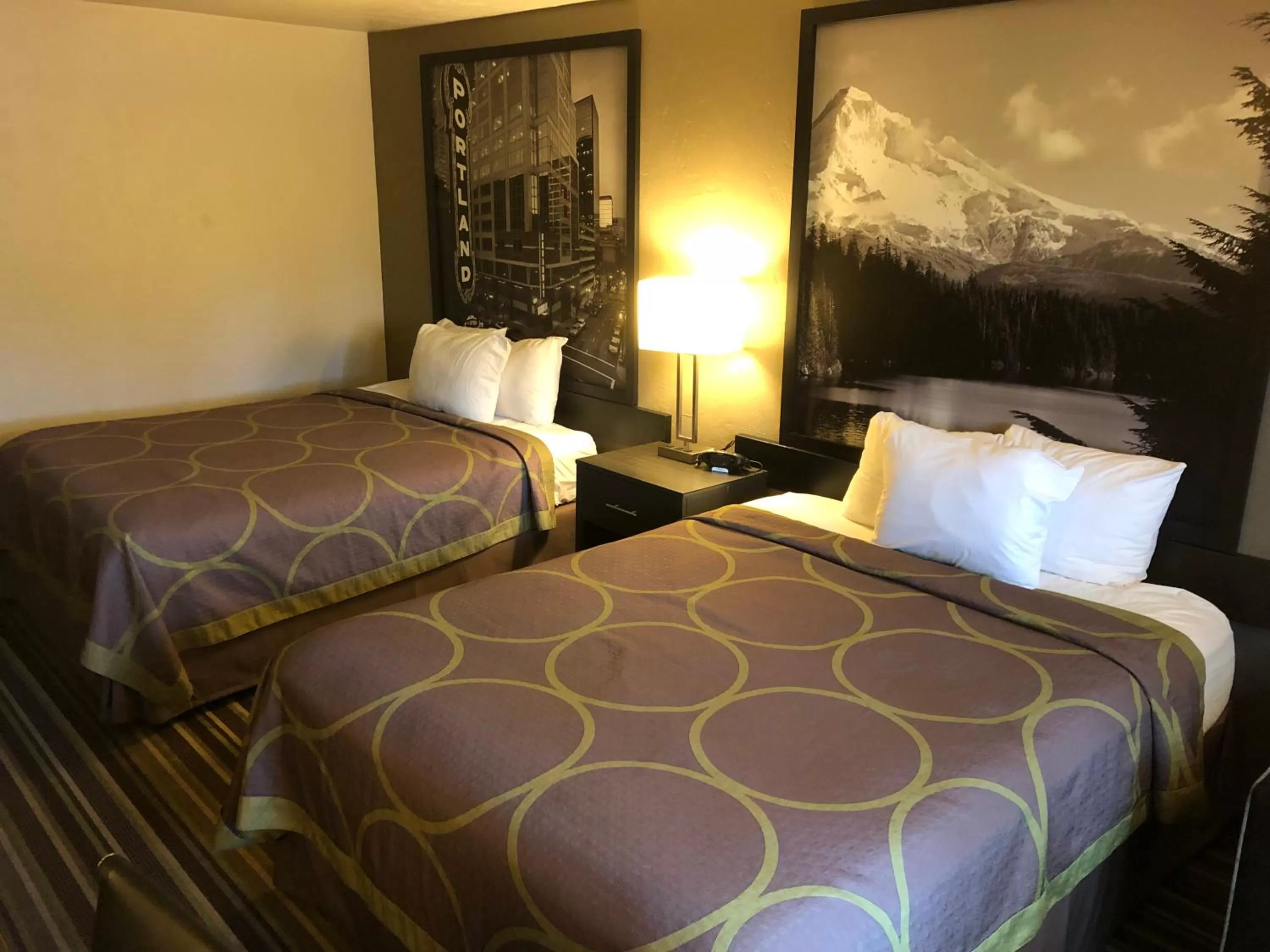 Bedroom, Bed in Super 8 by Wyndham Portland Airport