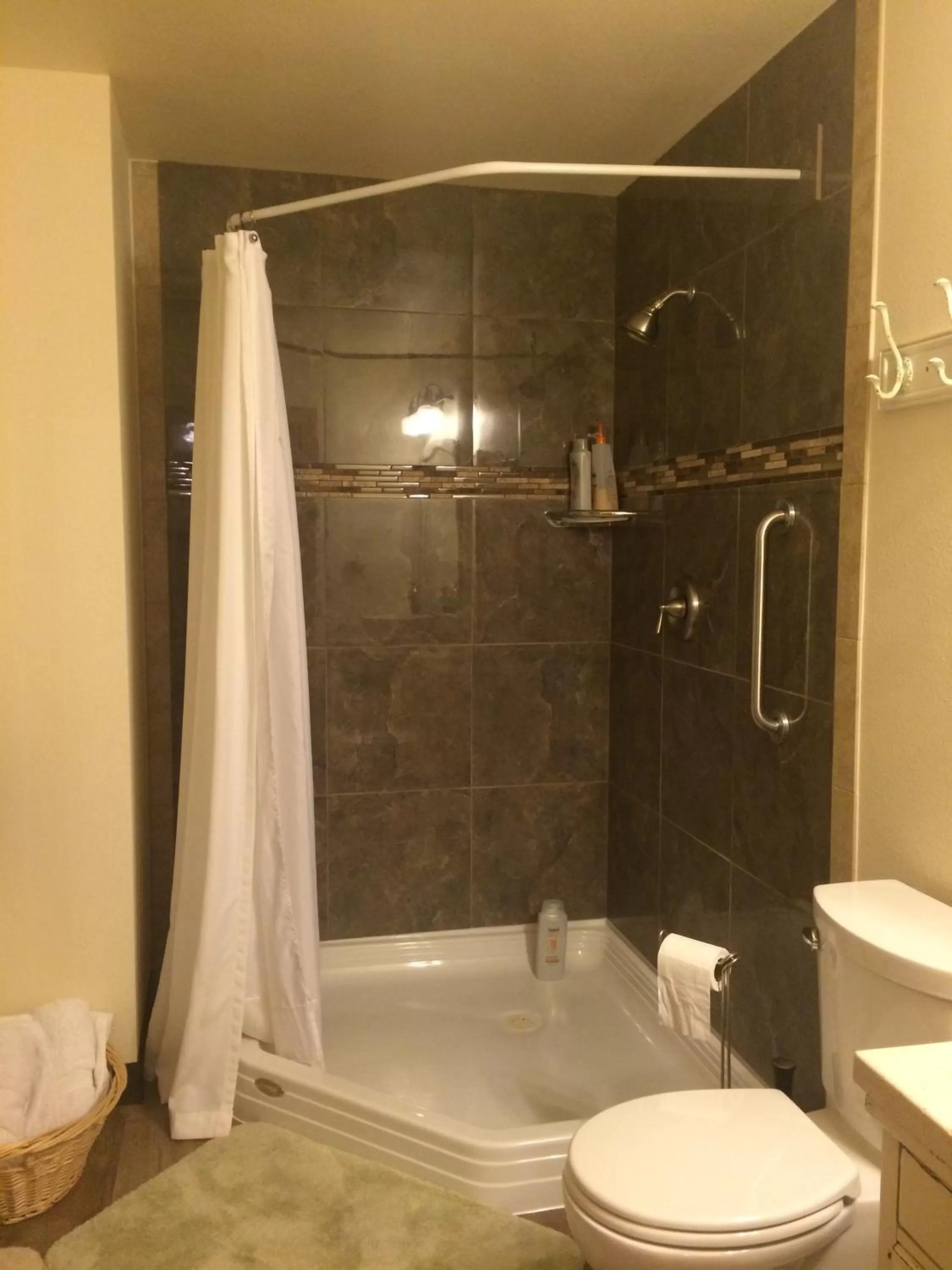 Shower in Fishhook Sunrise B&B