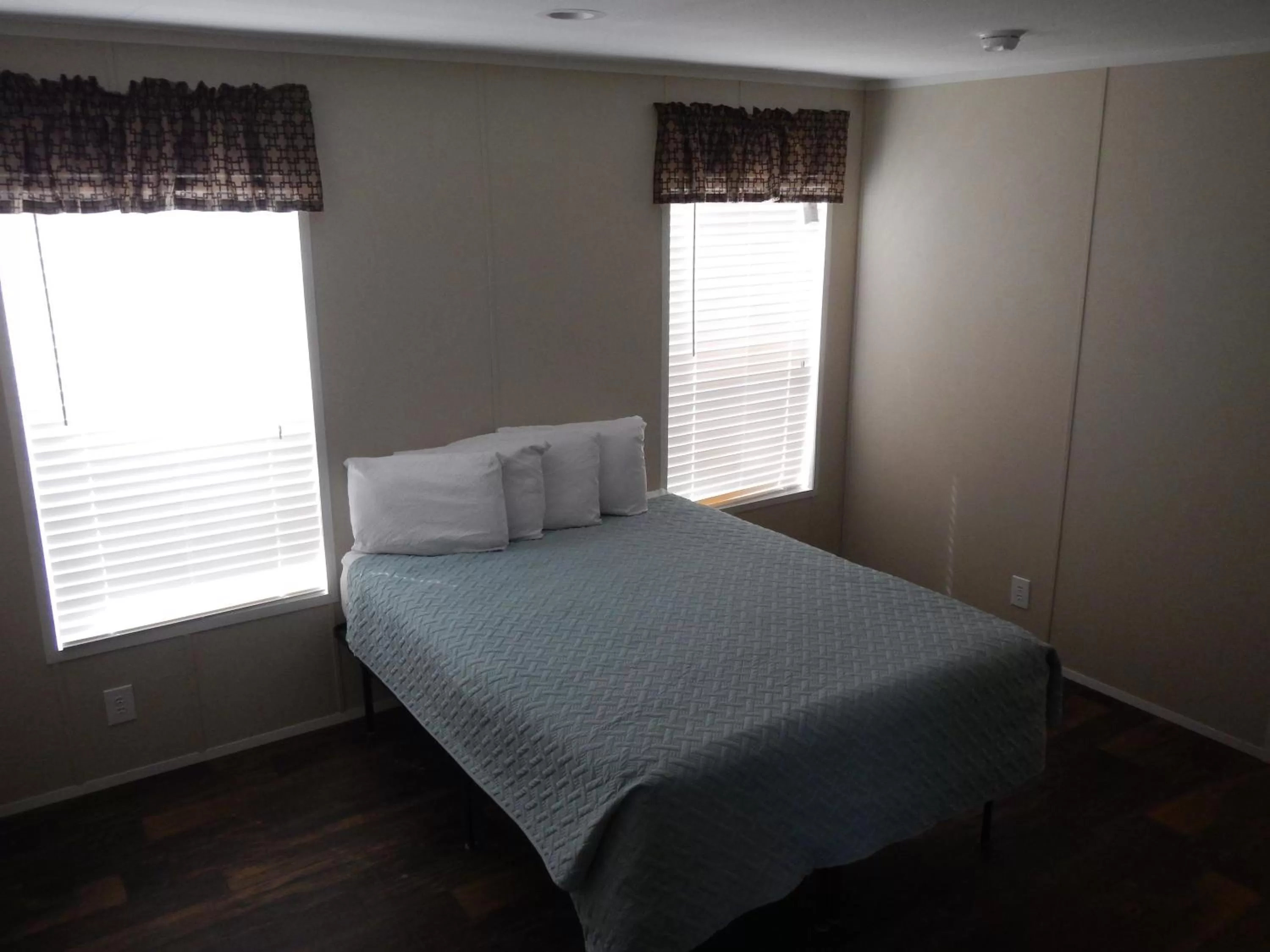 Bed in Double Barr Cottage Inn