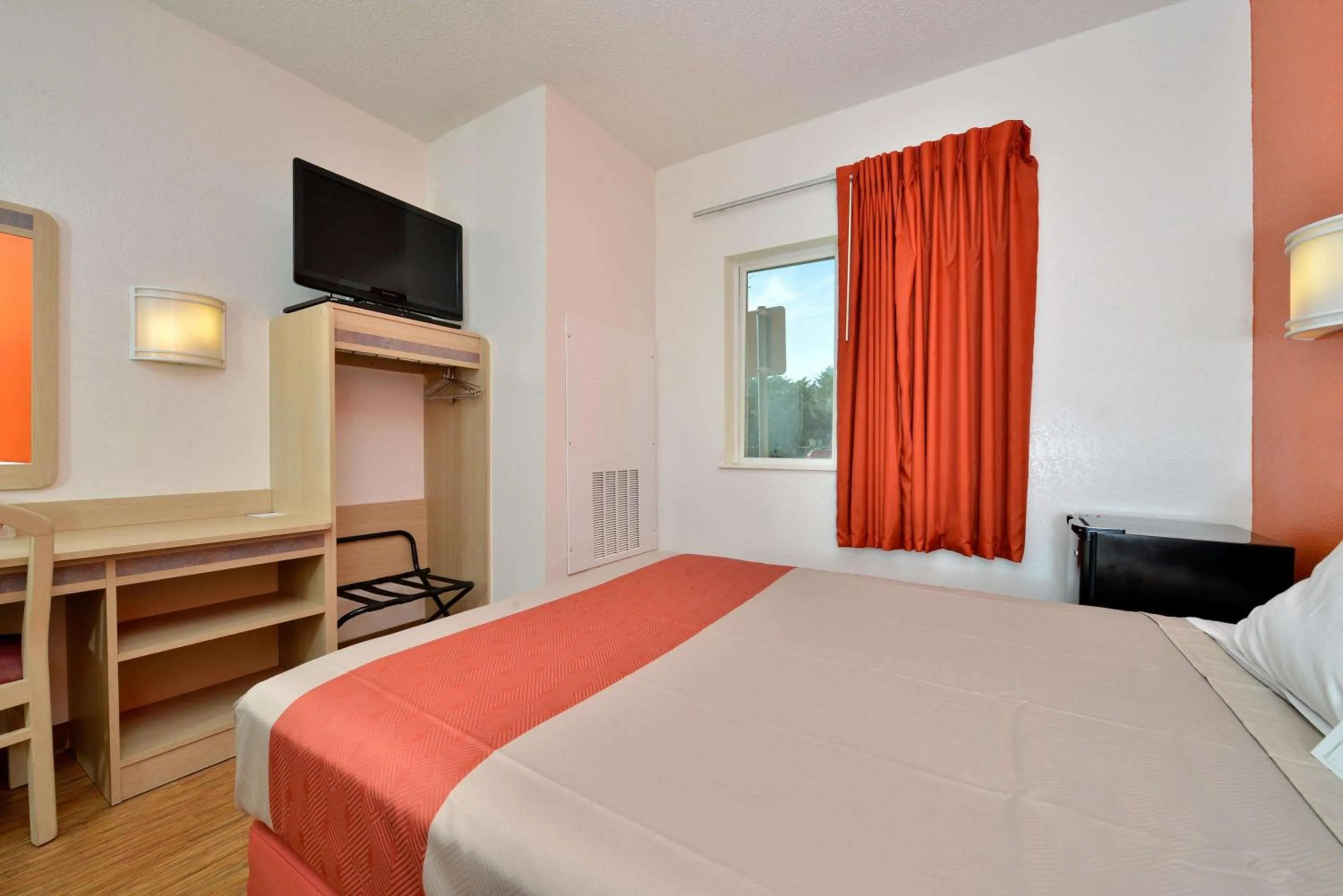 TV and multimedia, Bed in Motel 6-McKinney, TX - North