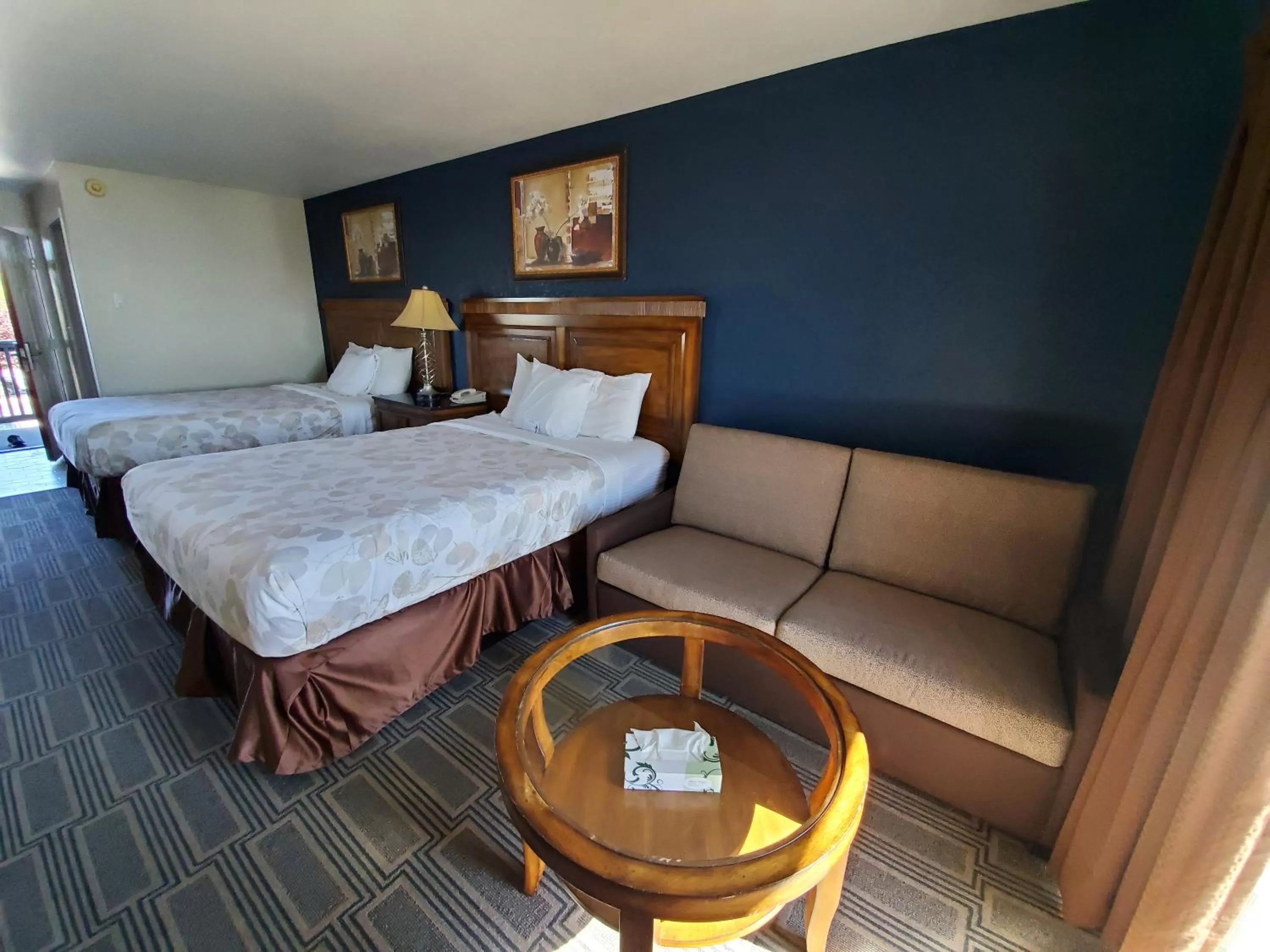 Deluxe Double Room with Balcony in Aladdin Motor Inn